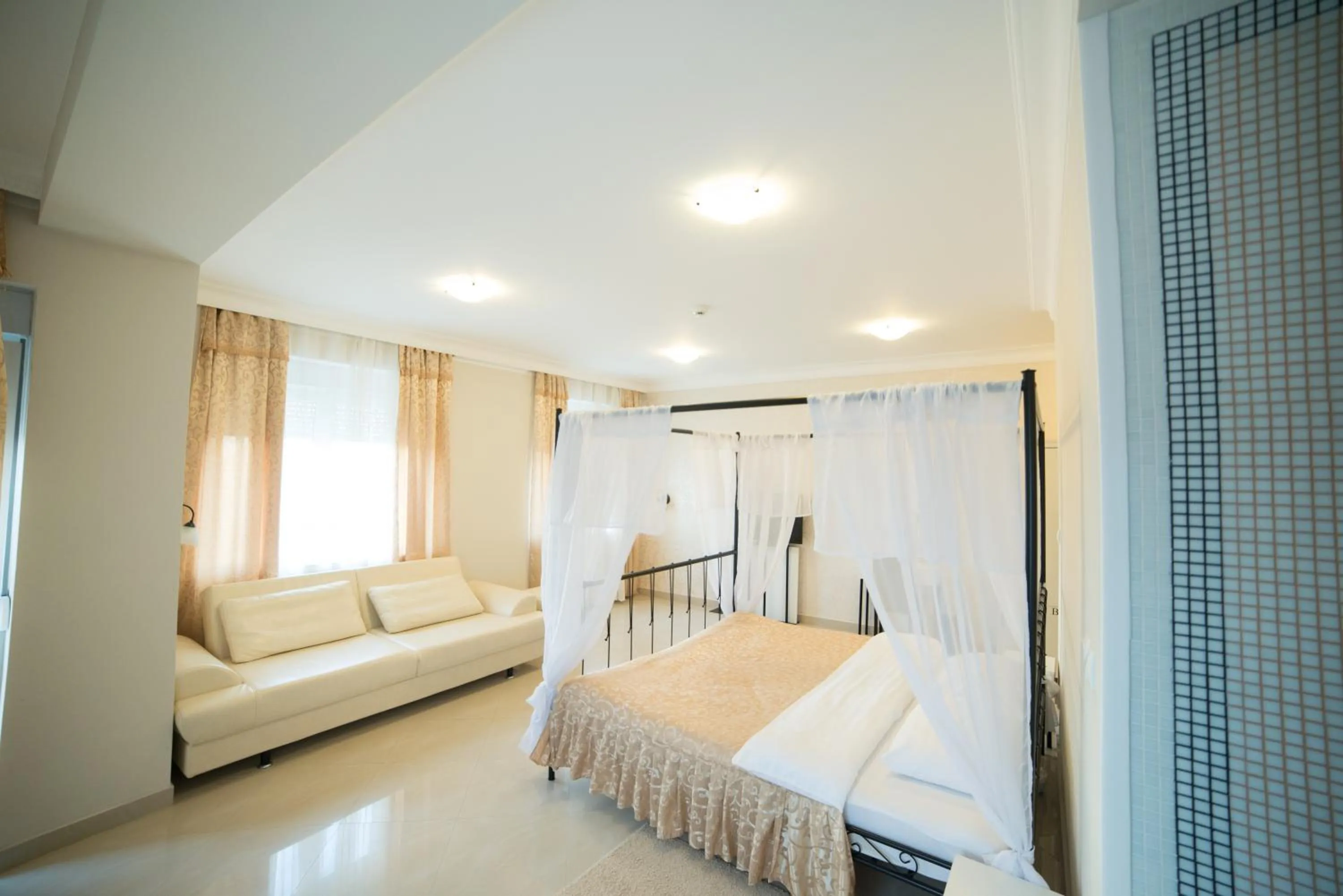 Shower, Bed in Garni Hotel Dash