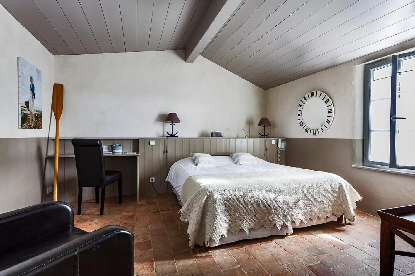 Bed in Hotel Les Bois Flottais