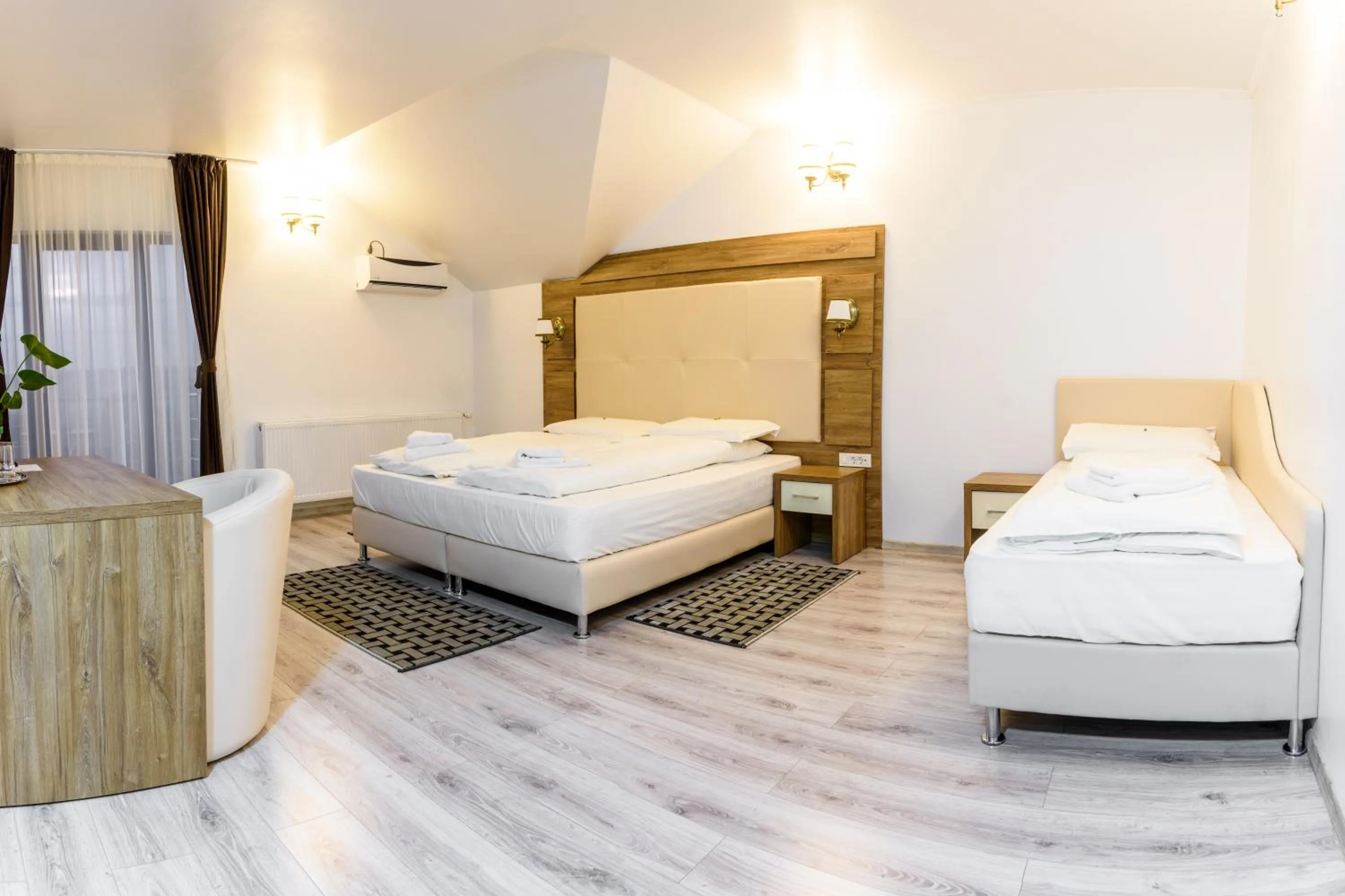 Bed in Pensiunea Carul cu flori