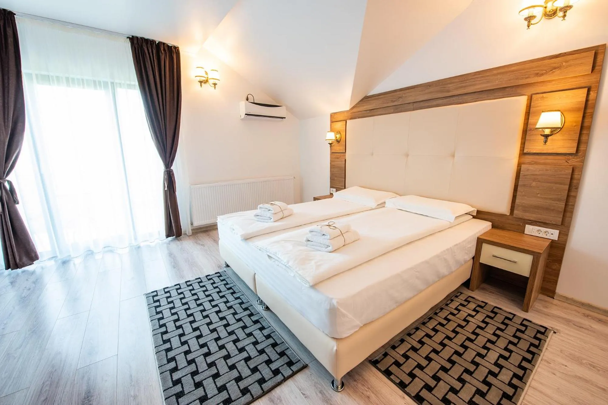 Bed in Pensiunea Carul cu flori