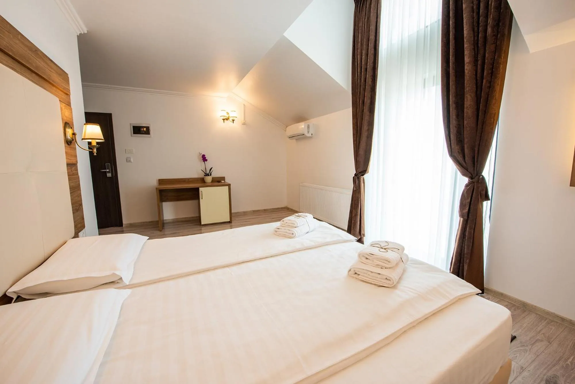 Bed in Pensiunea Carul cu flori