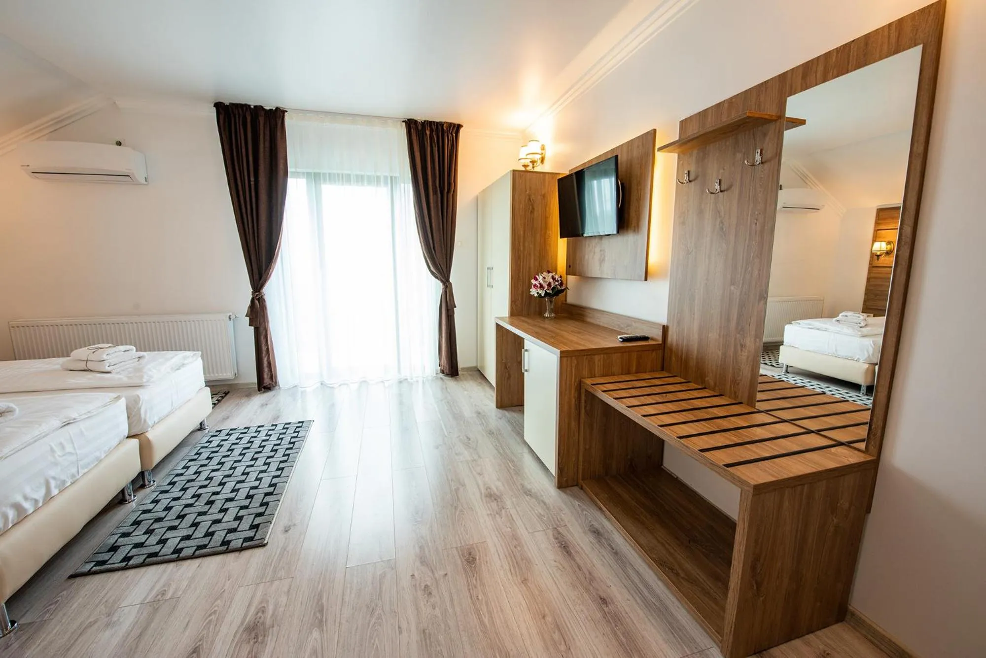 Bed in Pensiunea Carul cu flori