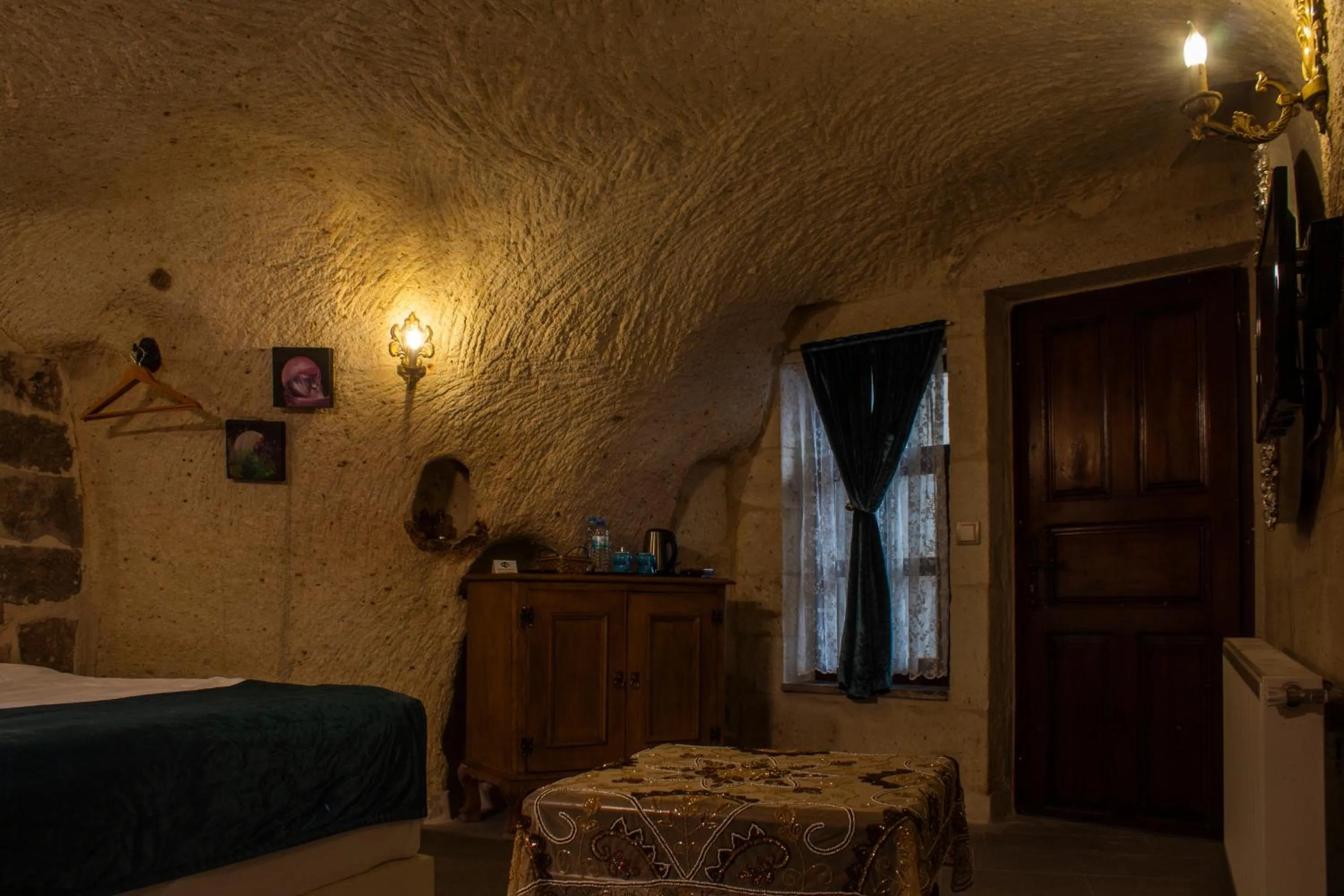 Communal lounge/ TV room, Bed in Cave Art Hotel Cappadocia