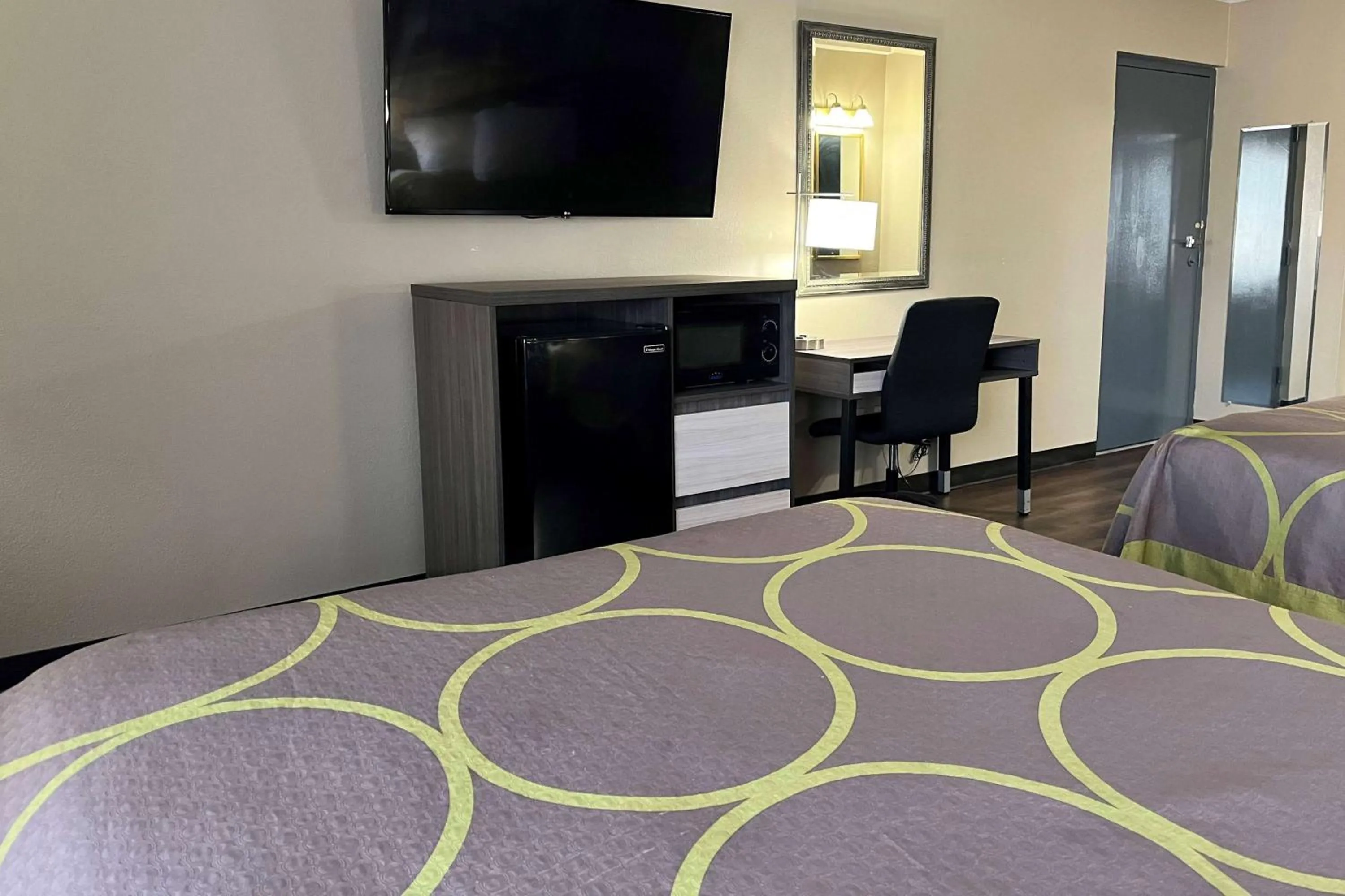 Photo of the whole room, Bed in Super 8 by Wyndham Harrison OH