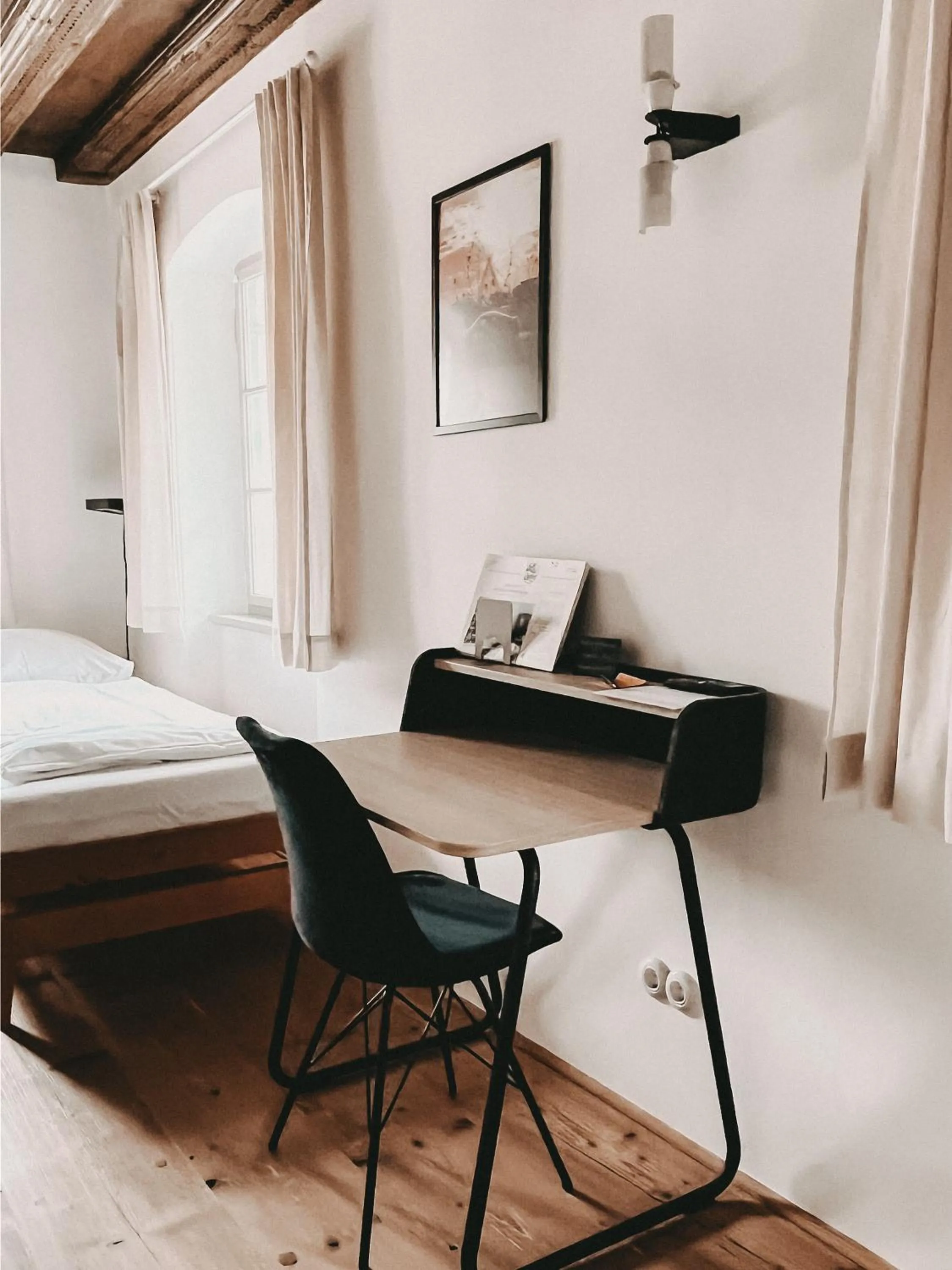 Bed in Schwarzes Haus