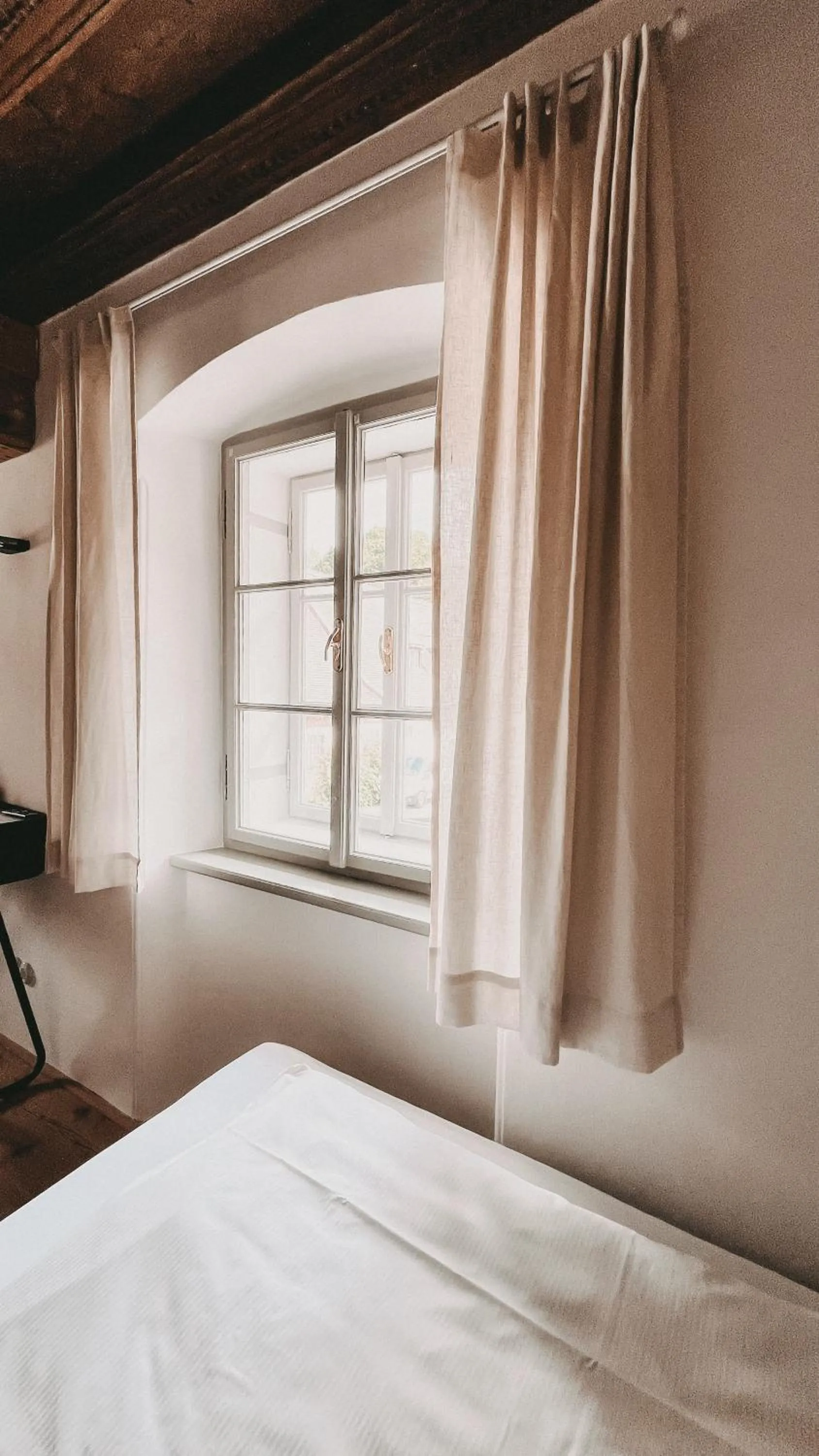 Bed in Schwarzes Haus