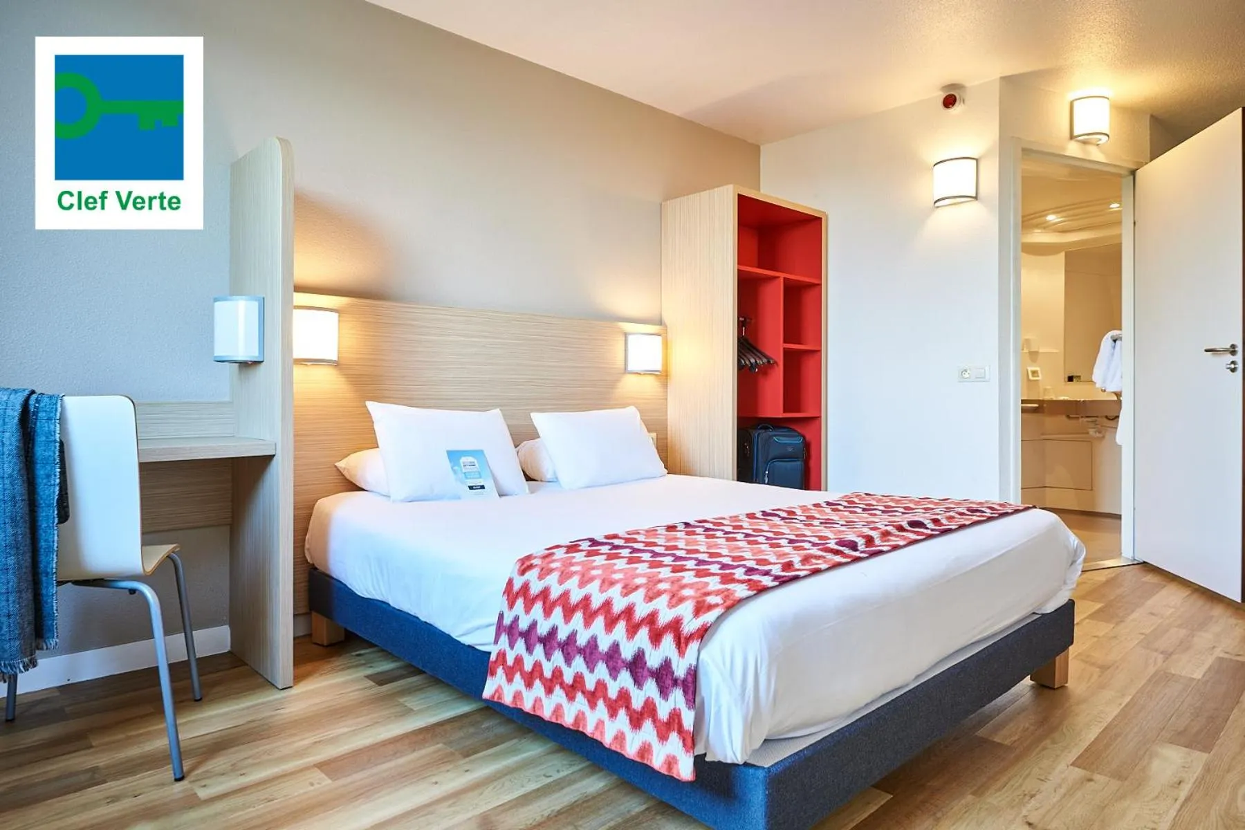 Bedroom, Bed in Kyriad Rouen Sud - Val de Reuil