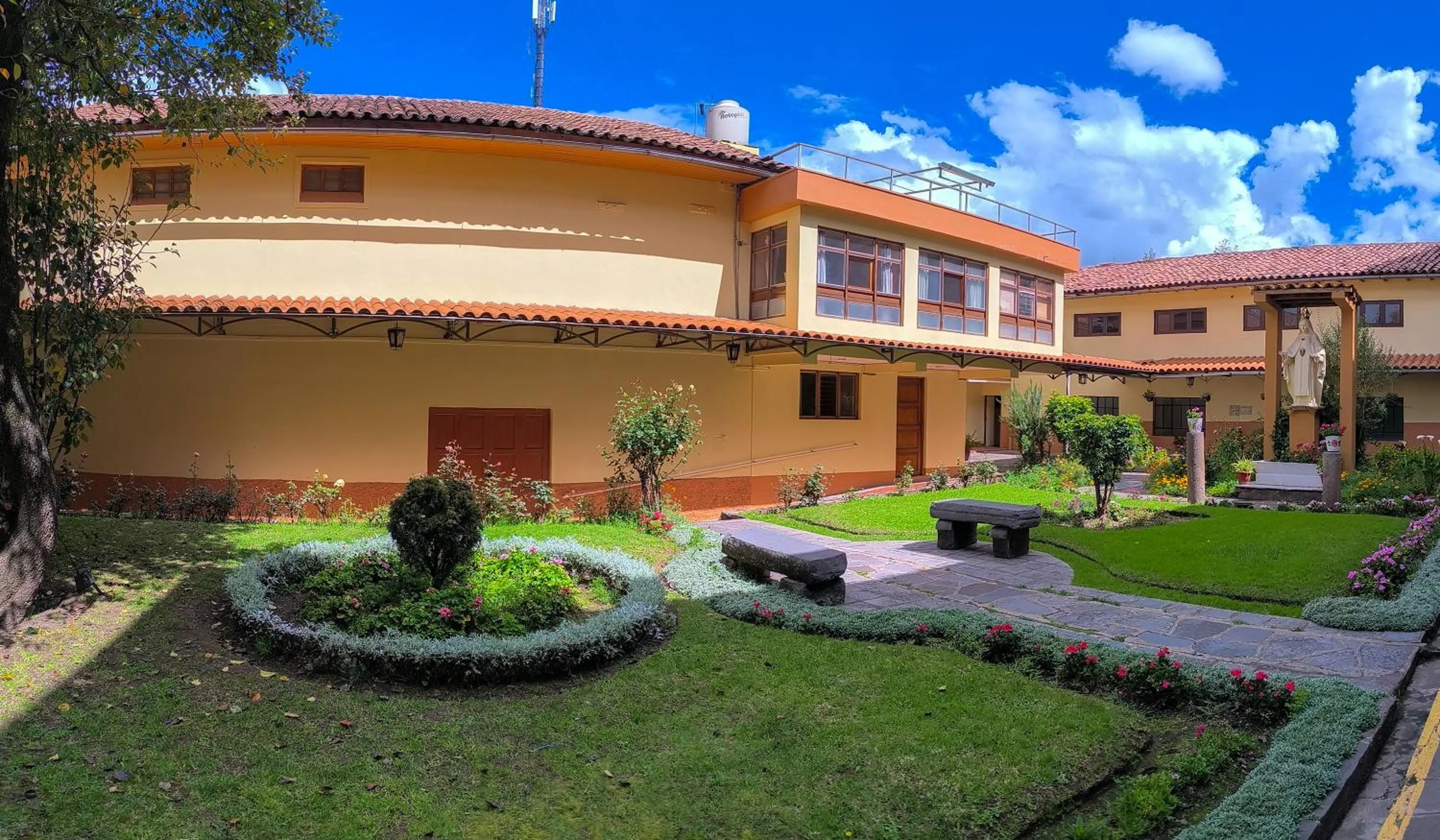 Patio in Hotel Monasterio San Pedro