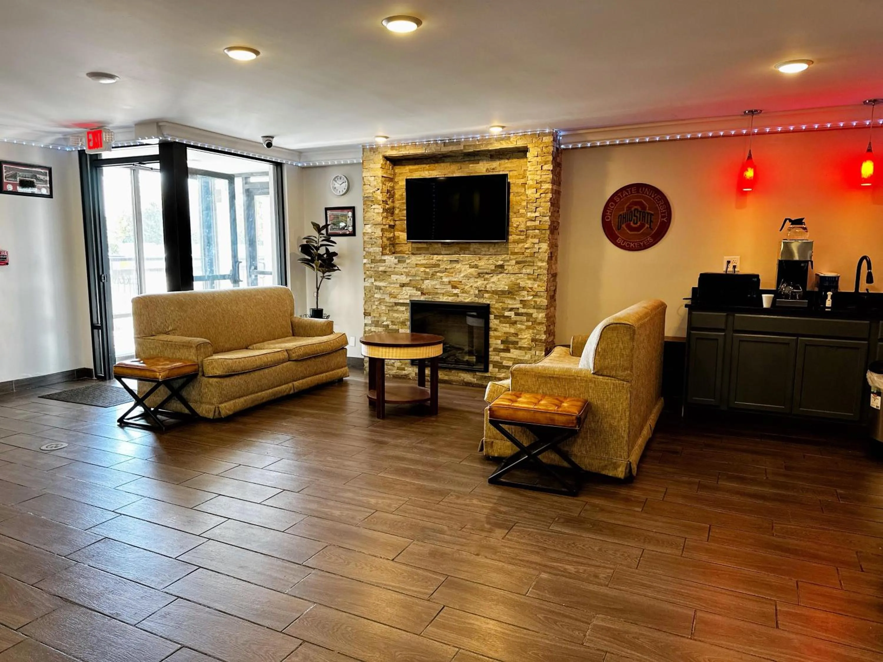 Communal lounge/ TV room in Baymont Inn and Suites by Wyndham Columbus / Near OSU