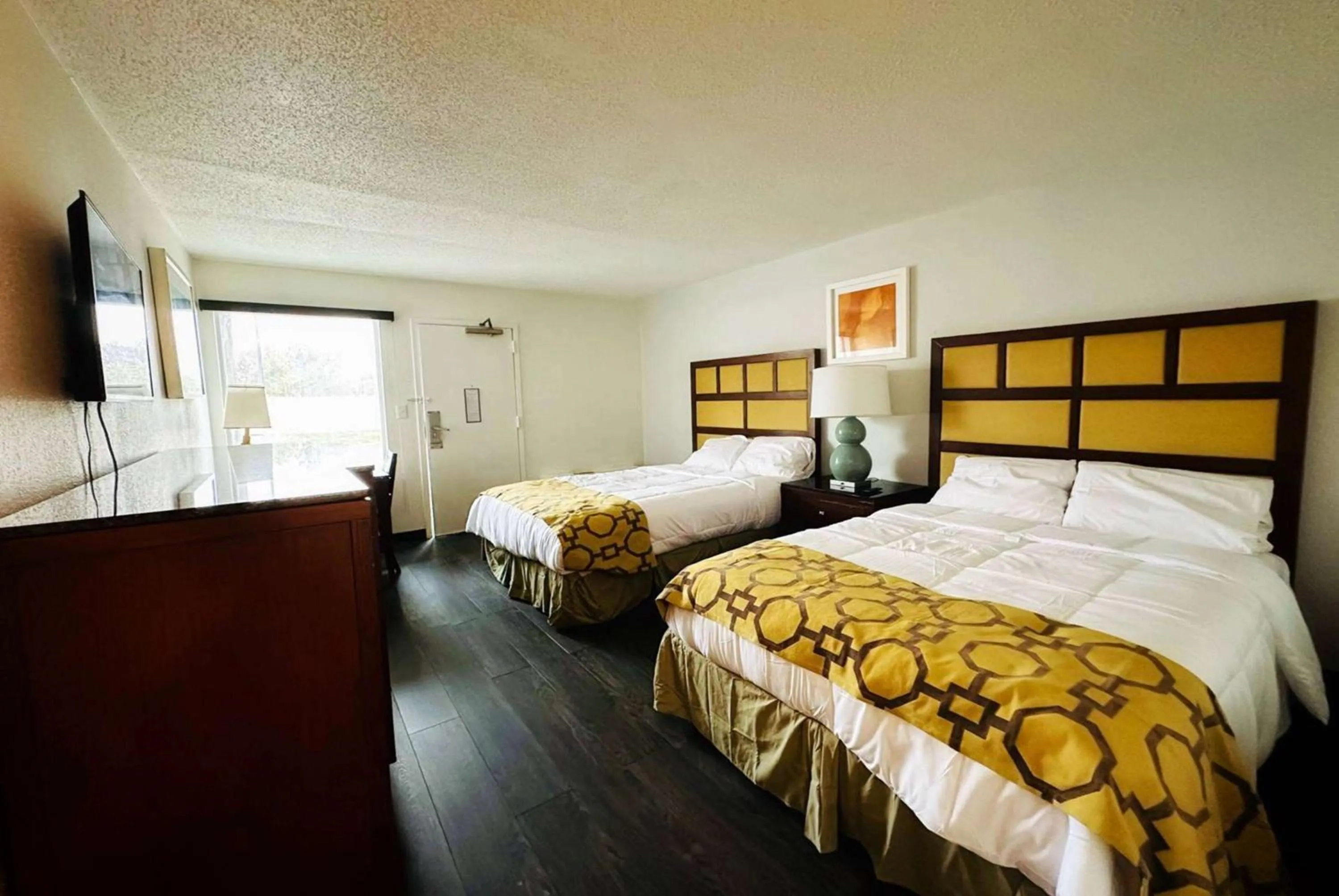 Photo of the whole room, Bed in Baymont Inn and Suites by Wyndham Columbus / Near OSU