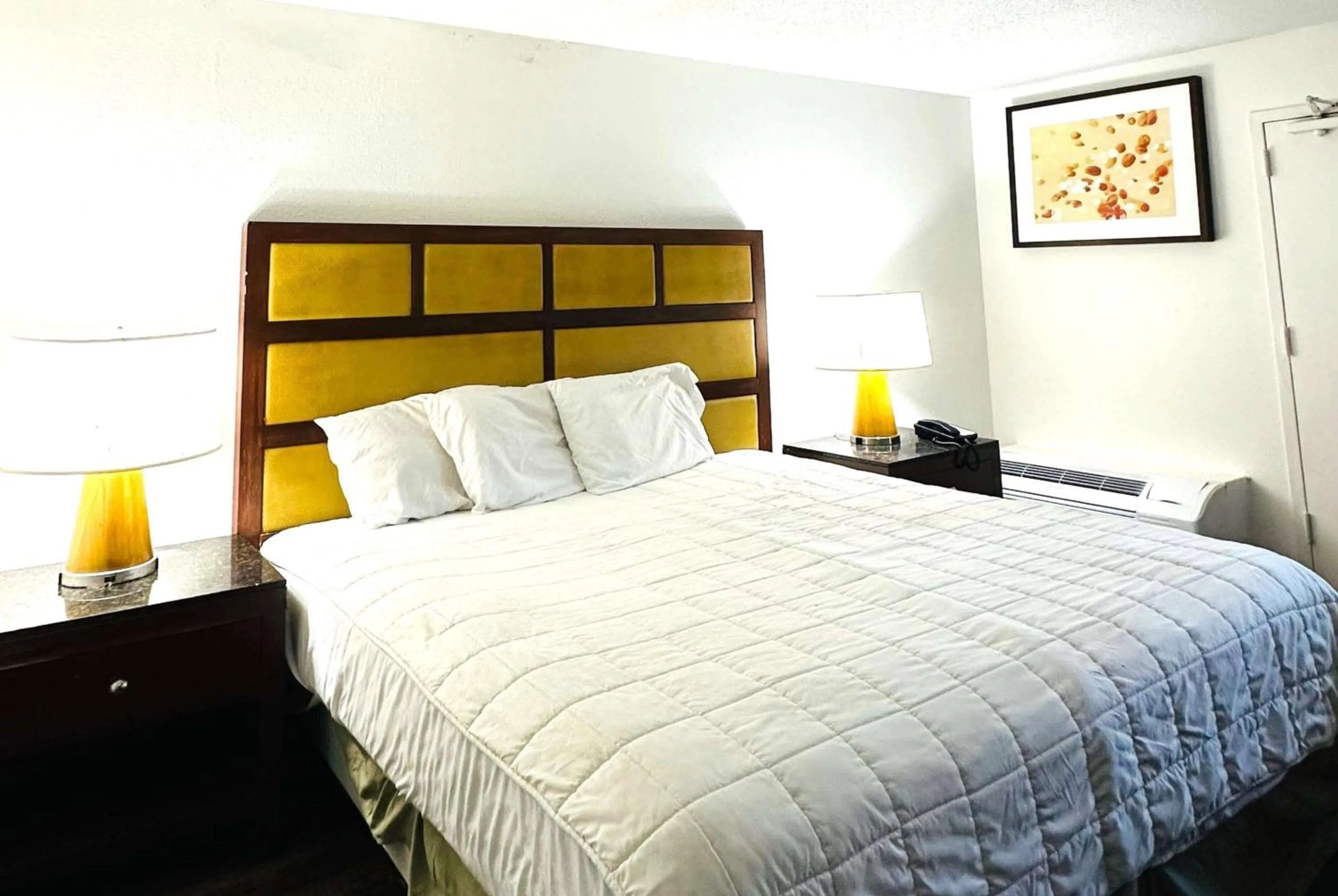 Photo of the whole room, Bed in Baymont Inn and Suites by Wyndham Columbus / Near OSU