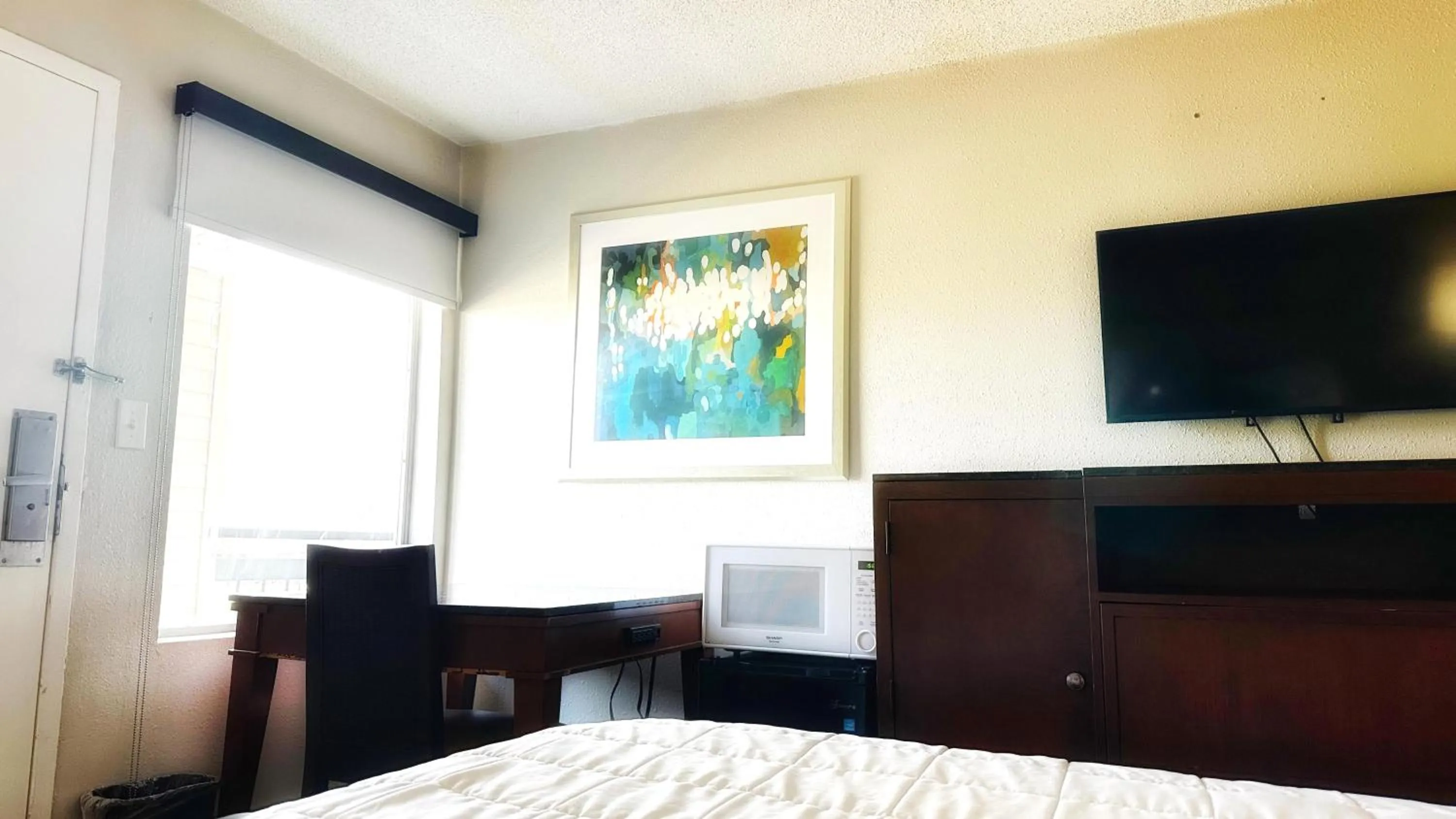 TV and multimedia, Bed in Baymont Inn and Suites by Wyndham Columbus / Near OSU