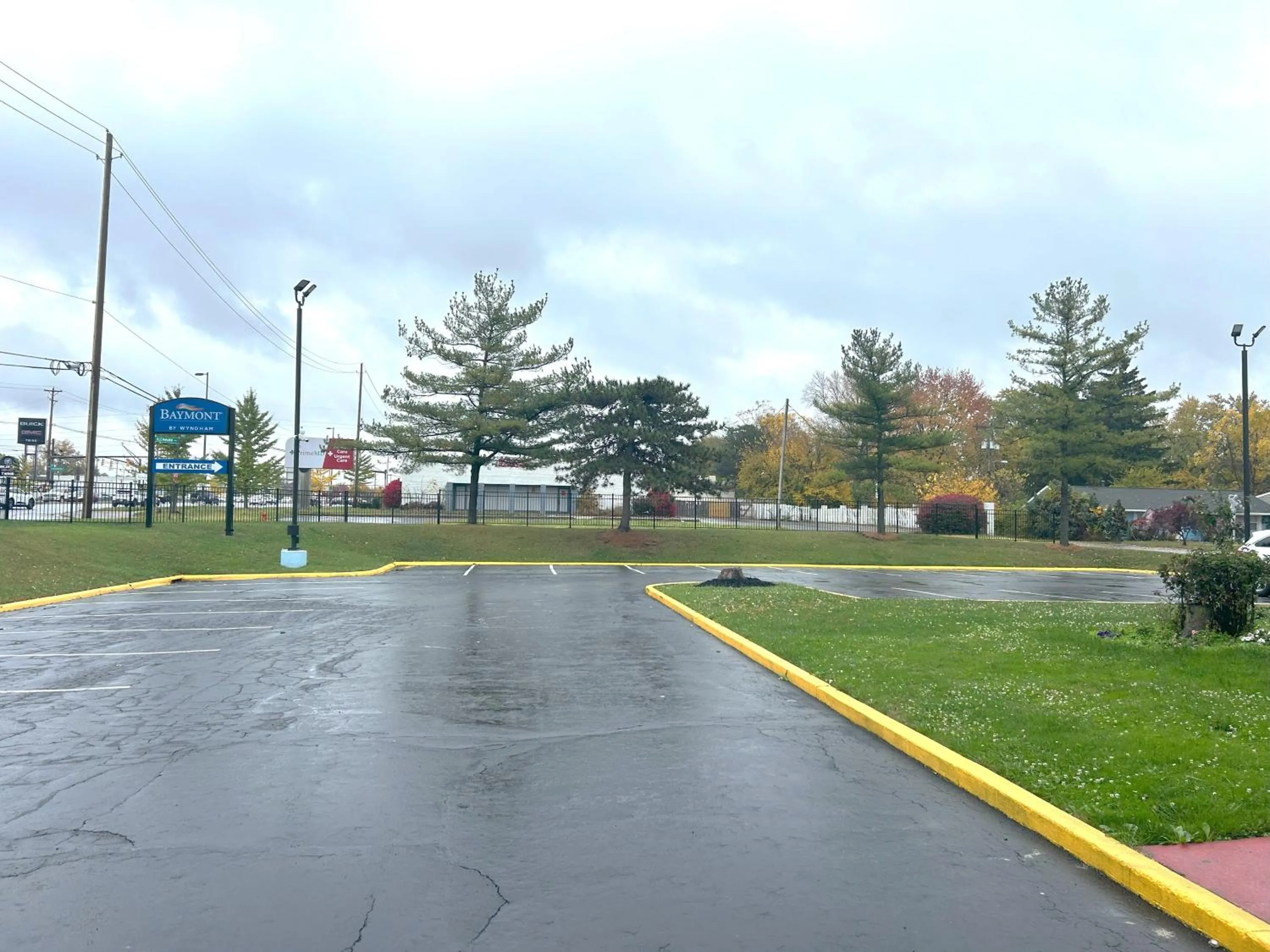 Parking in Baymont Inn and Suites by Wyndham Columbus / Near OSU