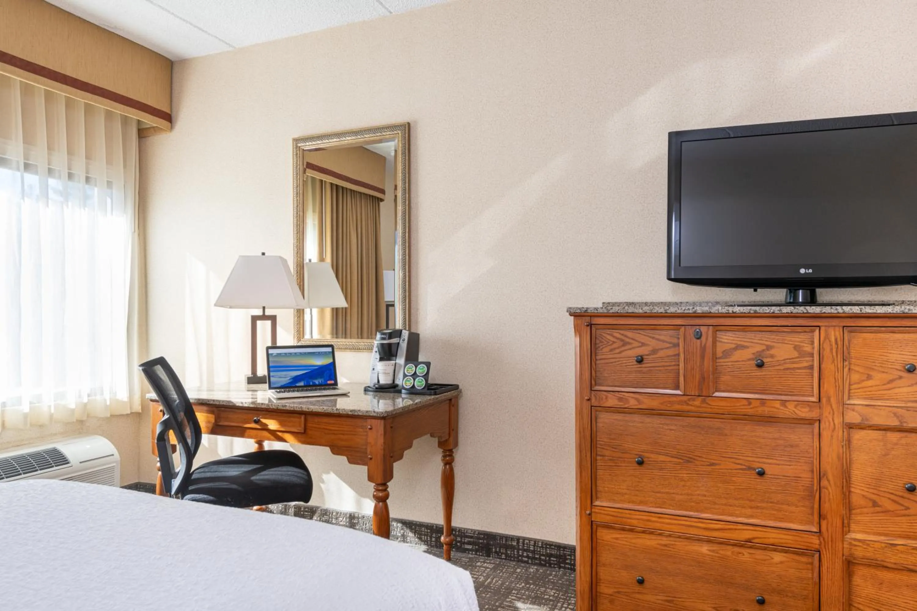 TV and multimedia, Bed in Best Western Plus Waterbury - Stowe