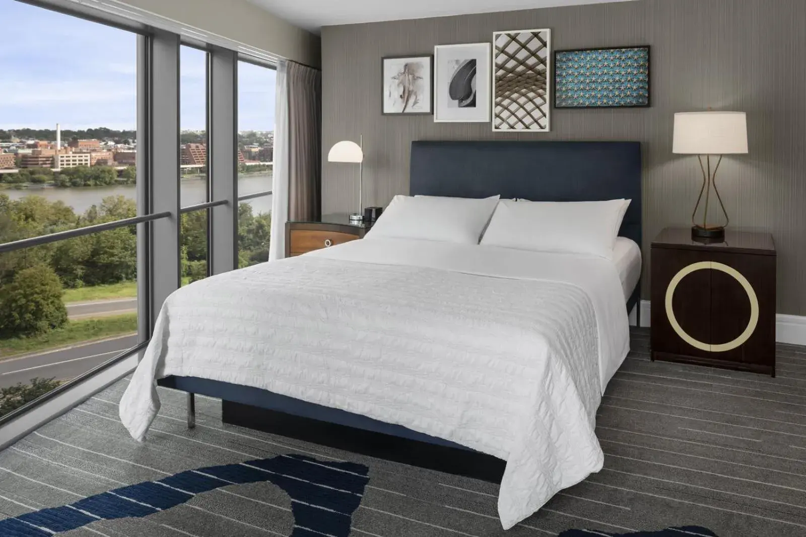 Classic King Room in Le Meridien Arlington Classic King Room in Le Meridien Arlington