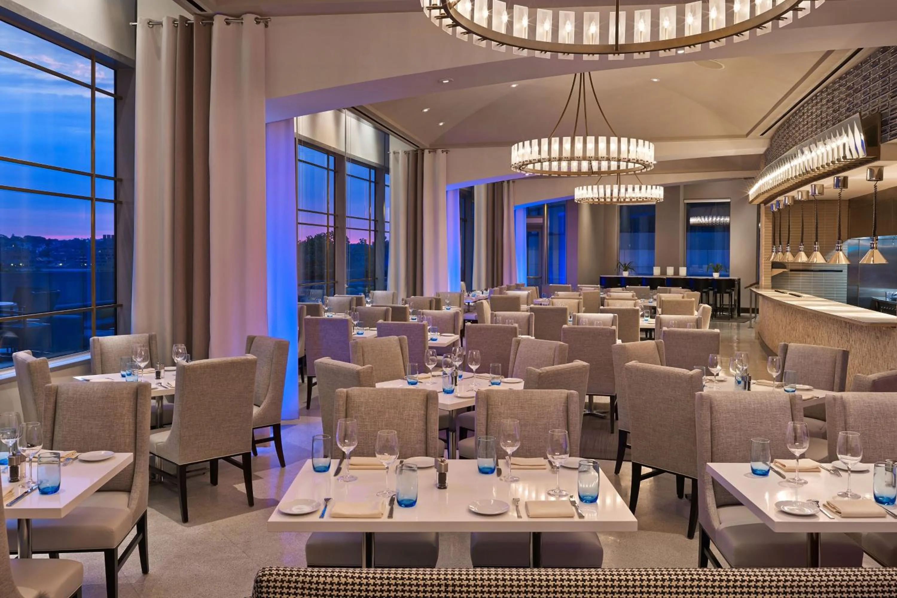 Restaurant/places to eat in Le Meridien Arlington