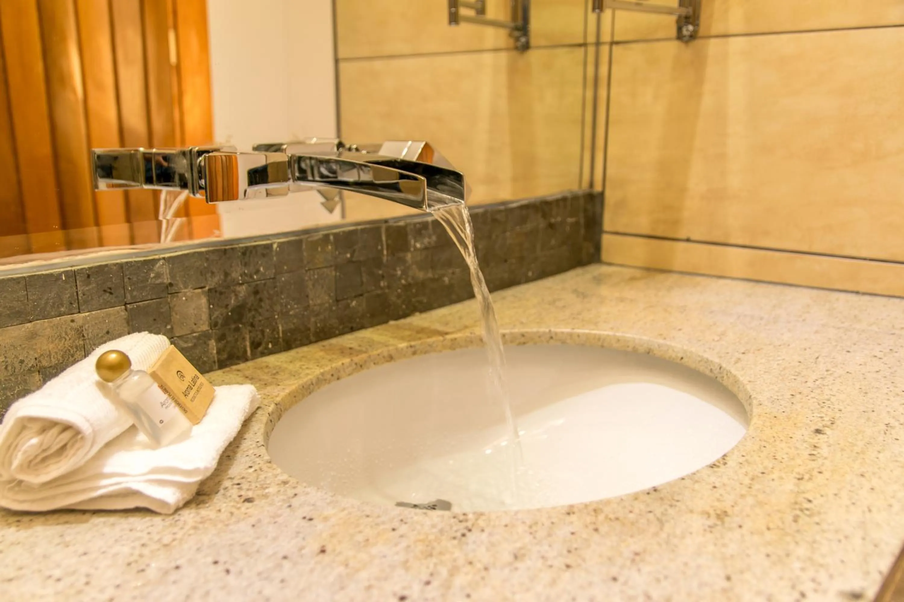 Shower in Empedrada Ranch & Lodge - Hotel Asociado Casa Andina