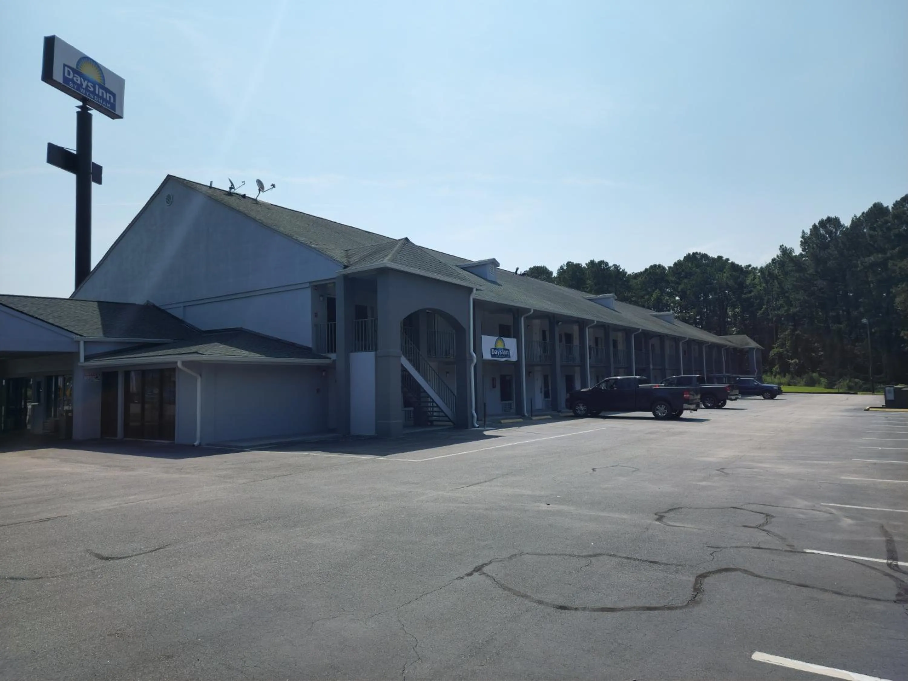 Property building in Days Inn by Wyndham Hardeeville Near Hilton Head
