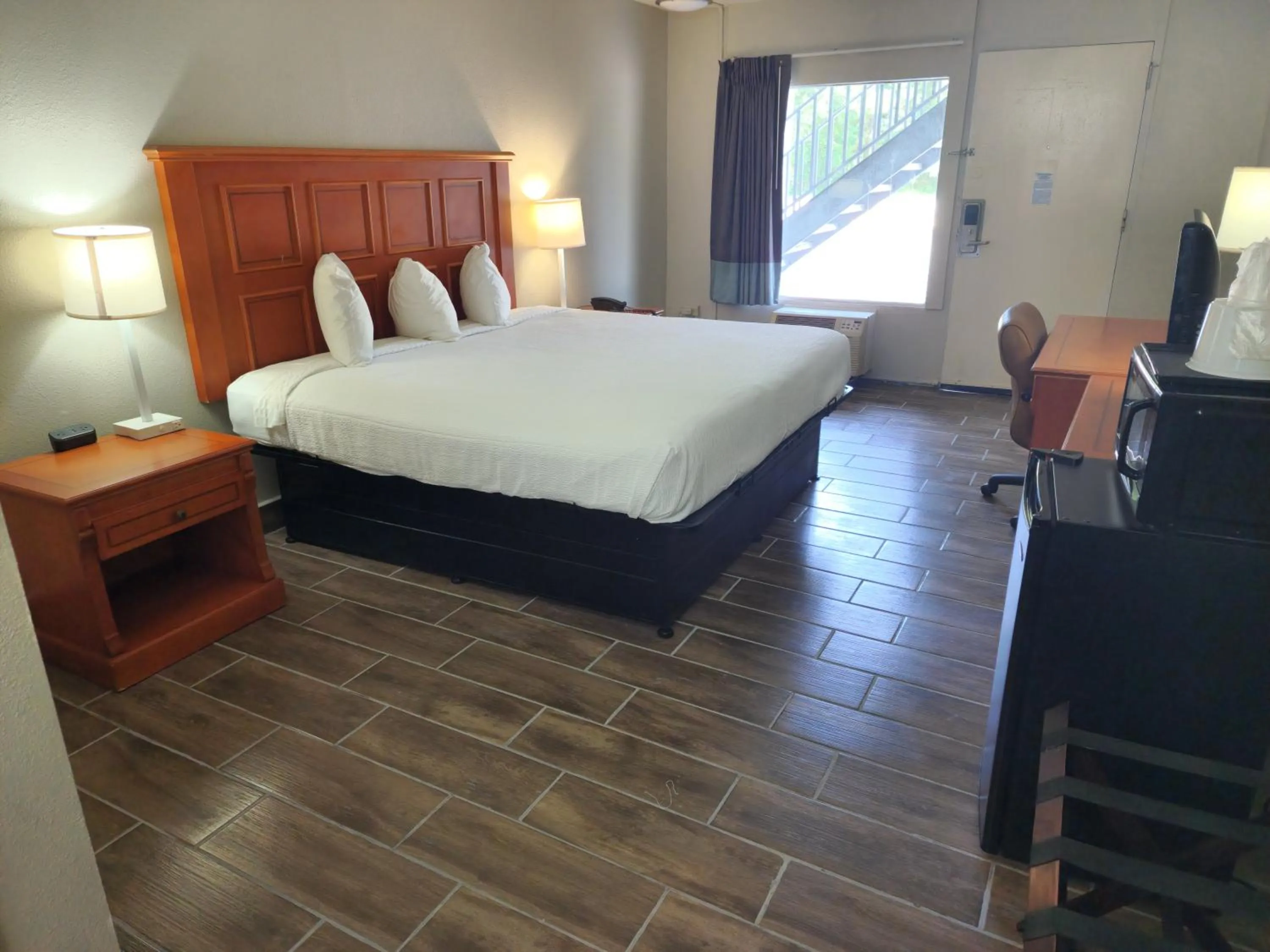 Bed in Days Inn by Wyndham Hardeeville Near Hilton Head