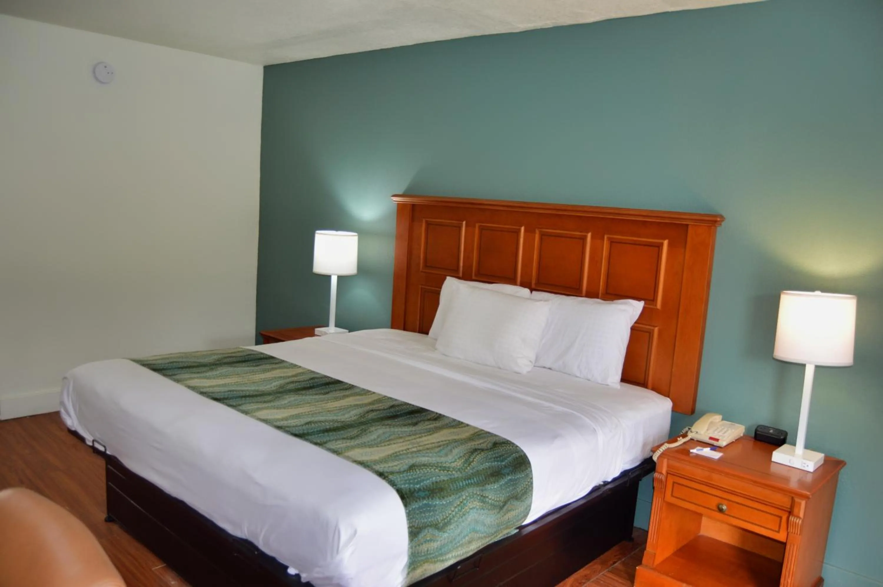 Bed in Days Inn by Wyndham Hardeeville Near Hilton Head