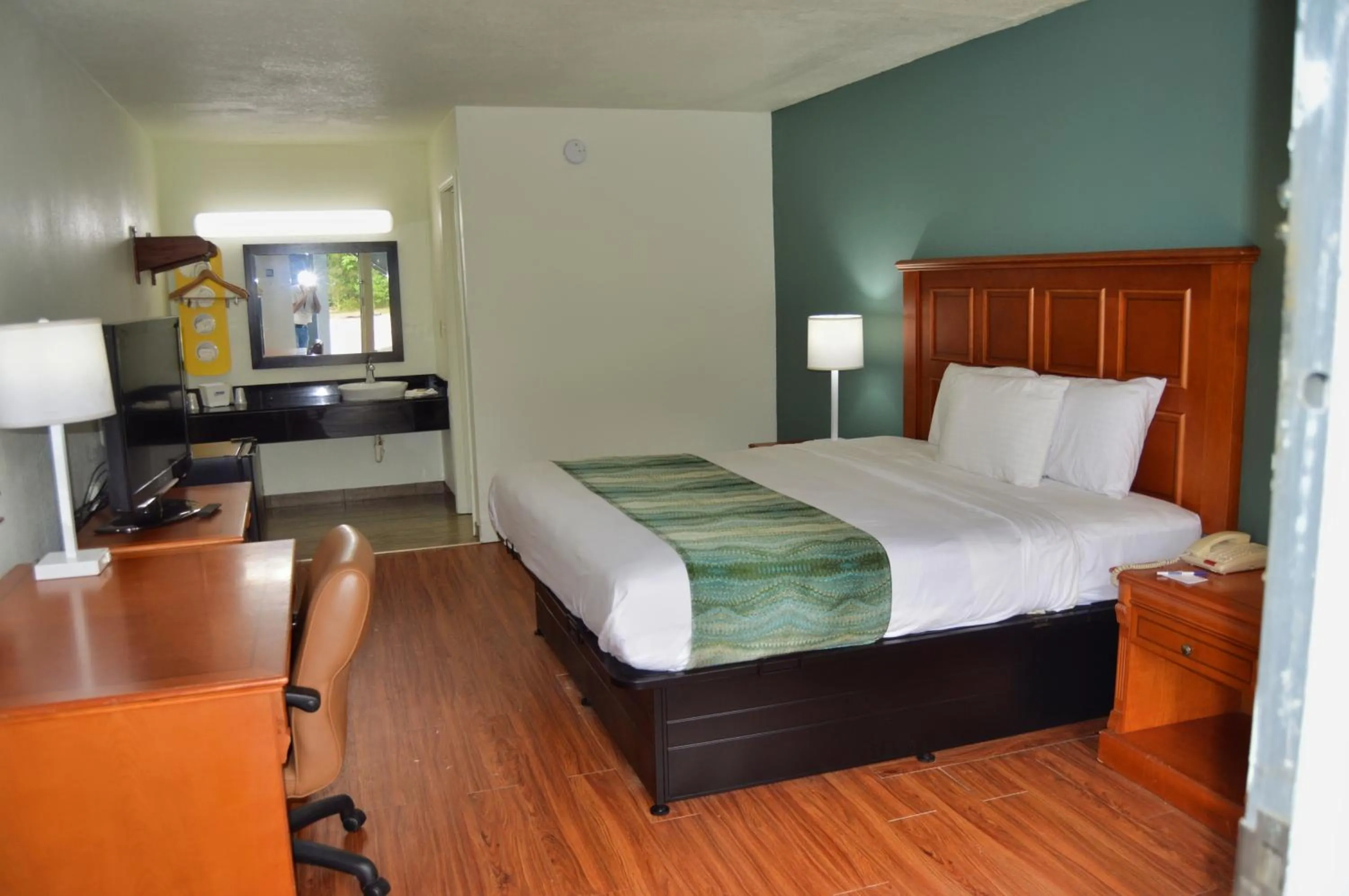Photo of the whole room, Bed in Days Inn by Wyndham Hardeeville Near Hilton Head