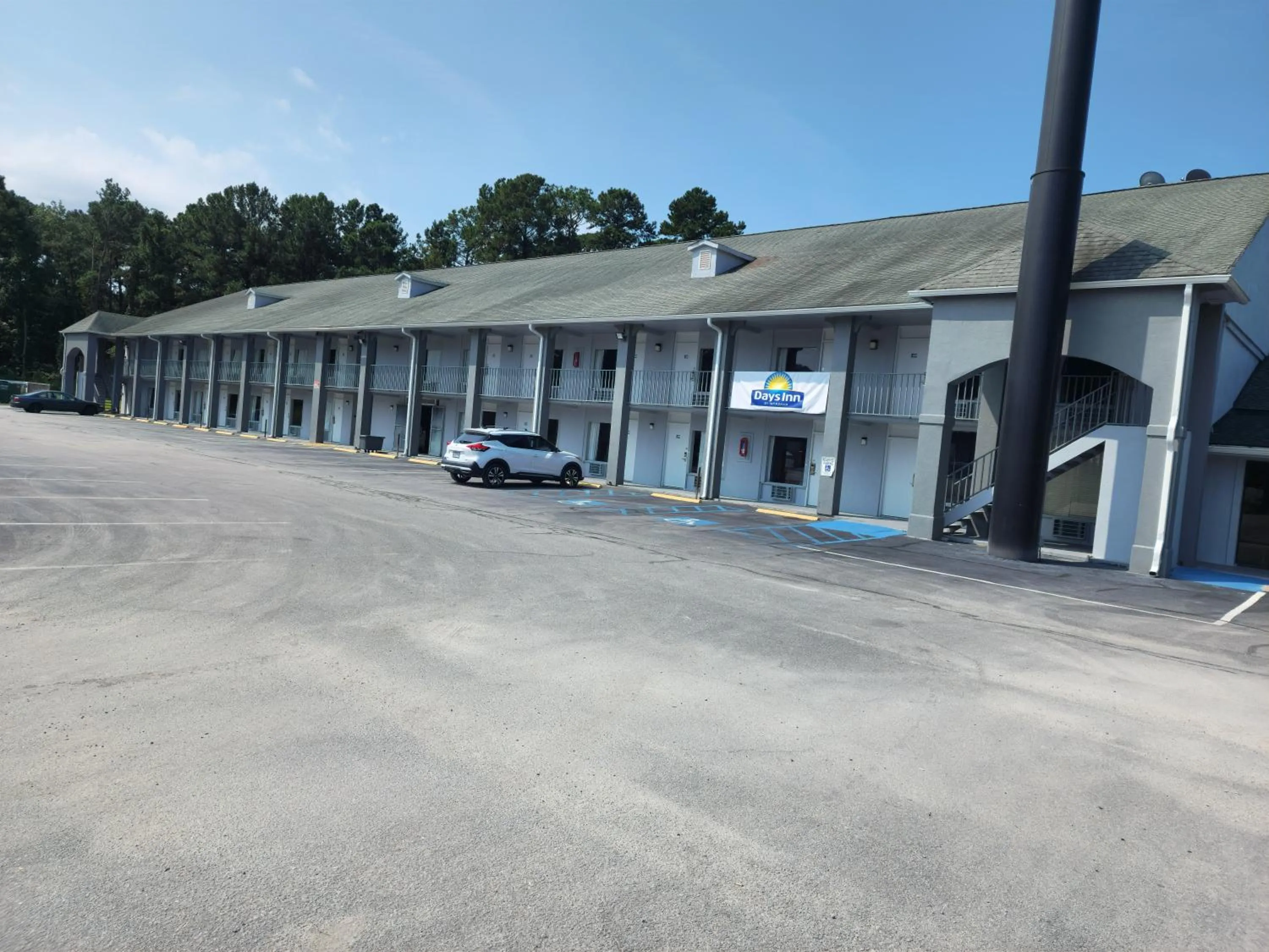 Property building in Days Inn by Wyndham Hardeeville Near Hilton Head