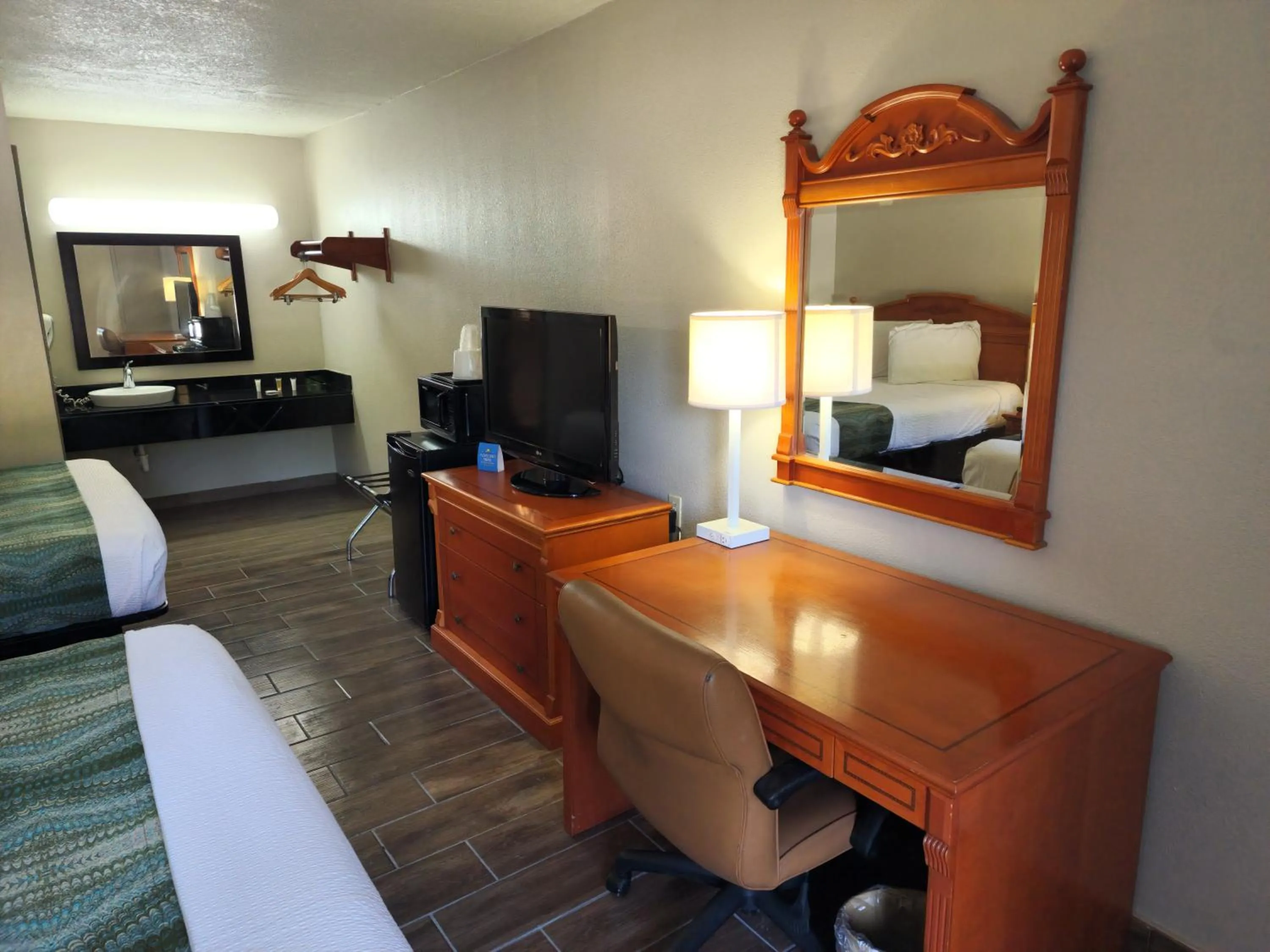 Bed in Days Inn by Wyndham Hardeeville Near Hilton Head