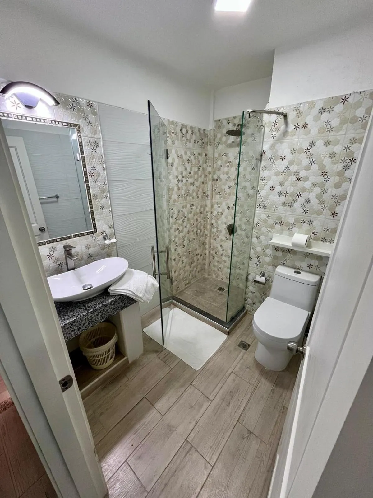 Shower in Hotel Restaurant Hamilton