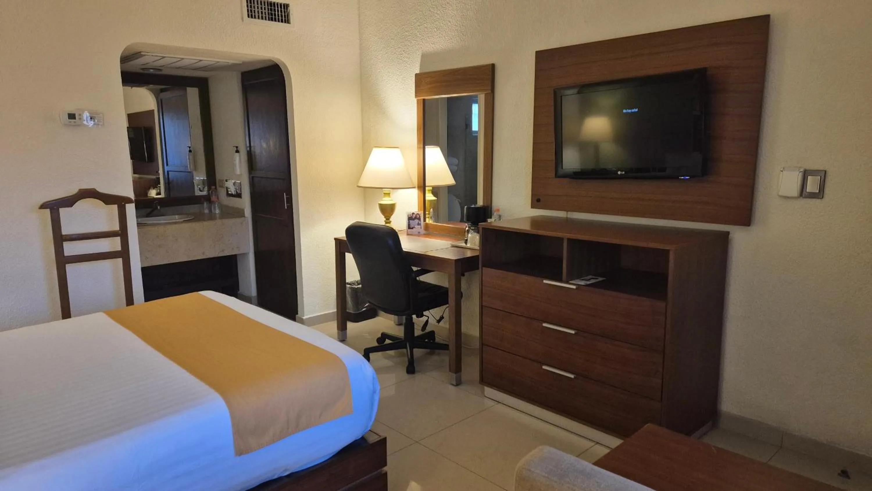 Photo of the whole room, Bed in Quality Inn Ciudad Obregon