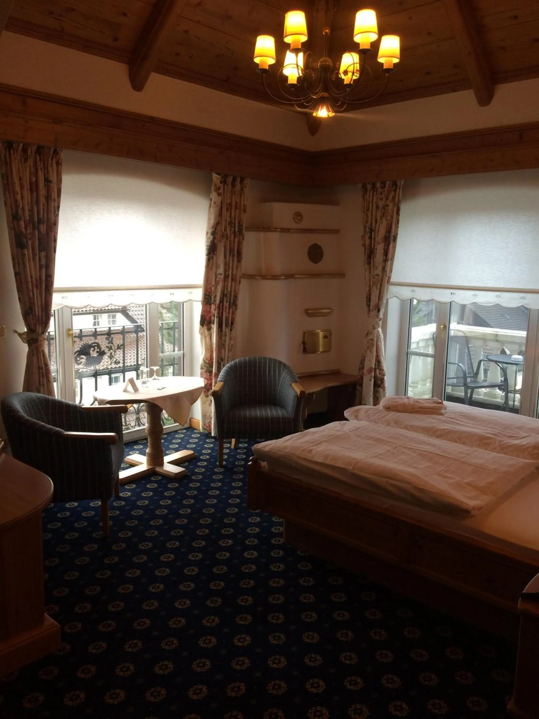 Living room, Bed in Schloss Hotel Holzrichter