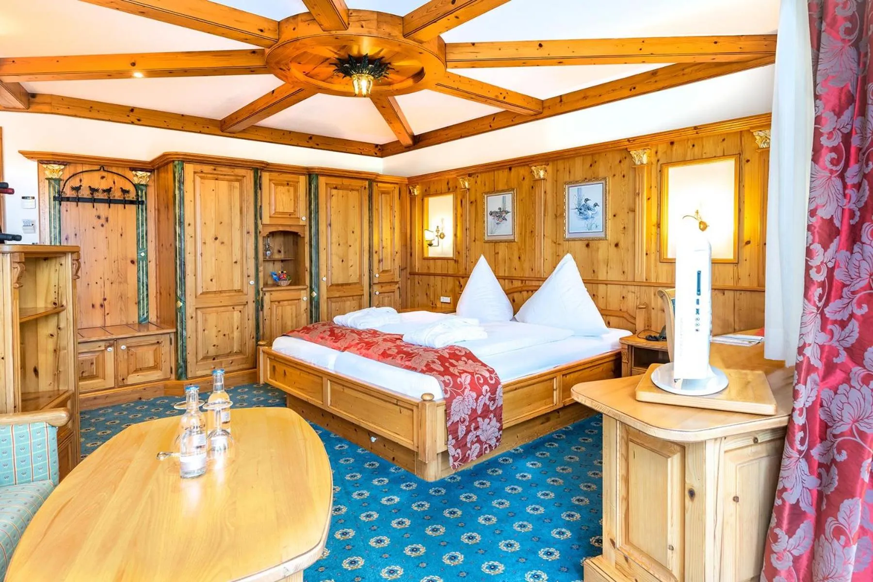 Photo of the whole room, Bed in Schloss Hotel Holzrichter