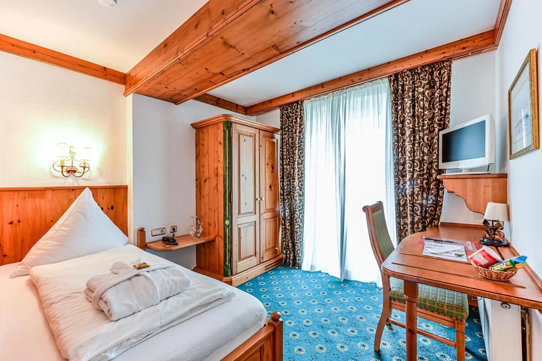 Photo of the whole room, Bed in Schloss Hotel Holzrichter