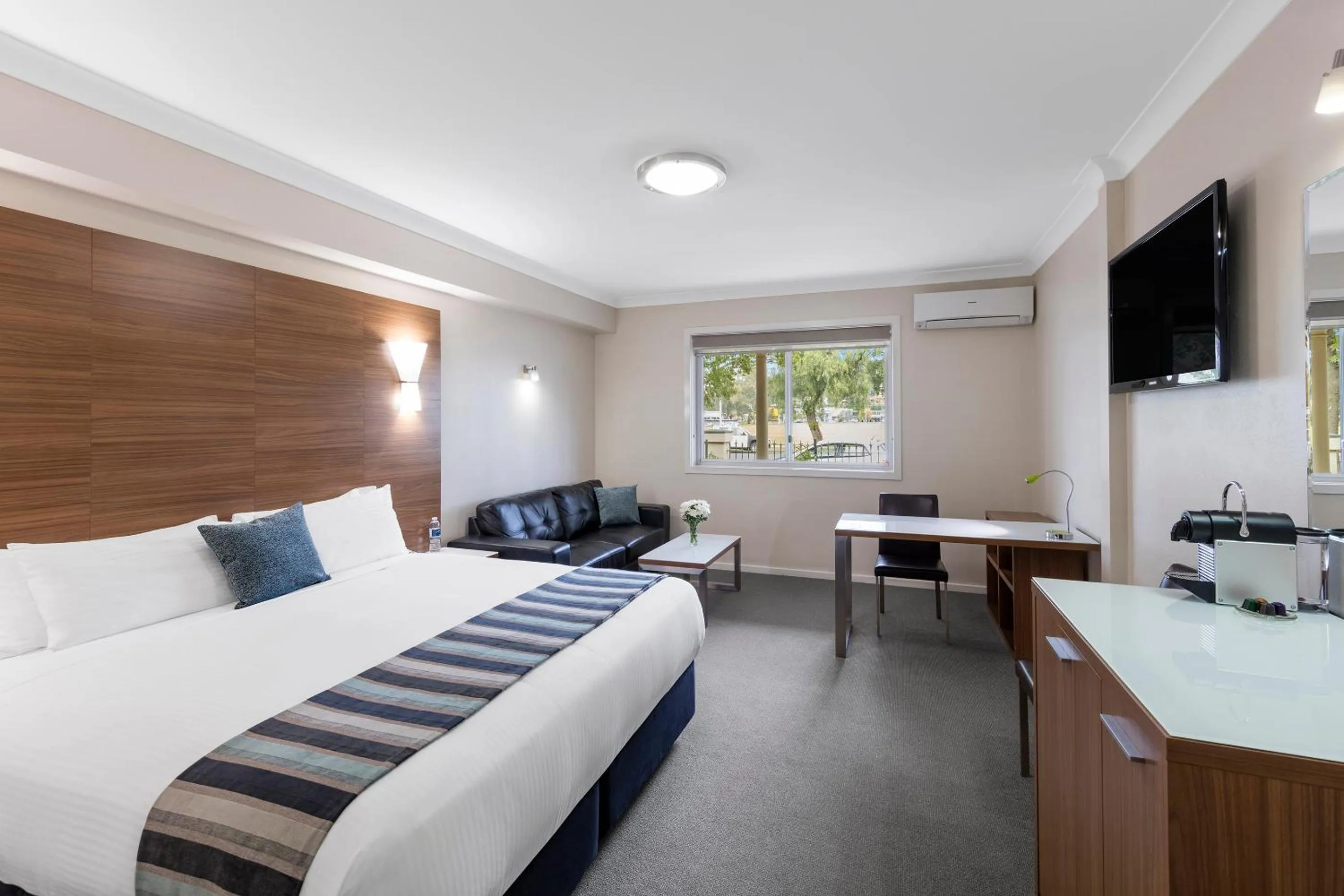 Coffee/tea facilities, Bed in Mercure Wagga Wagga