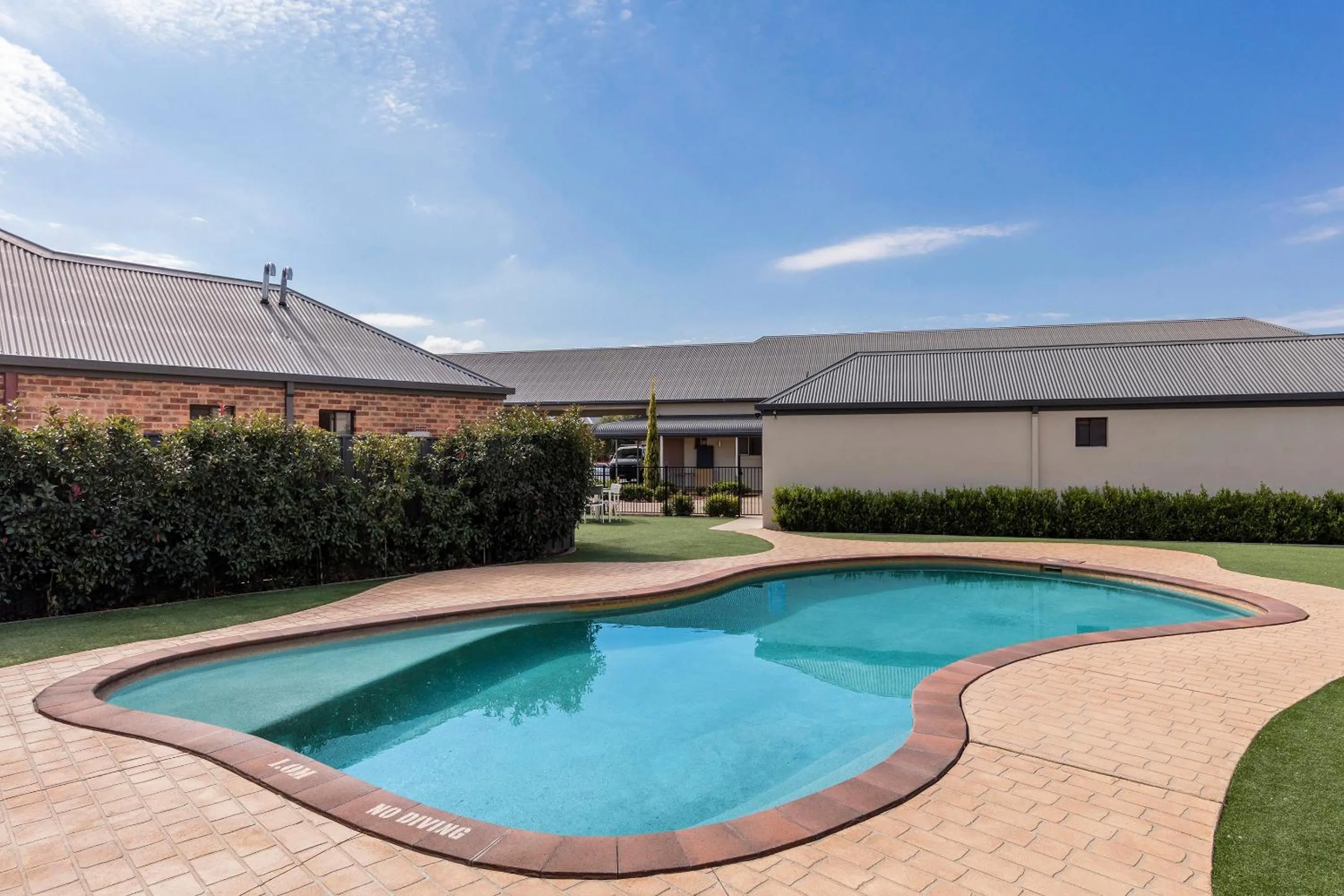 Swimming pool in Mercure Wagga Wagga
