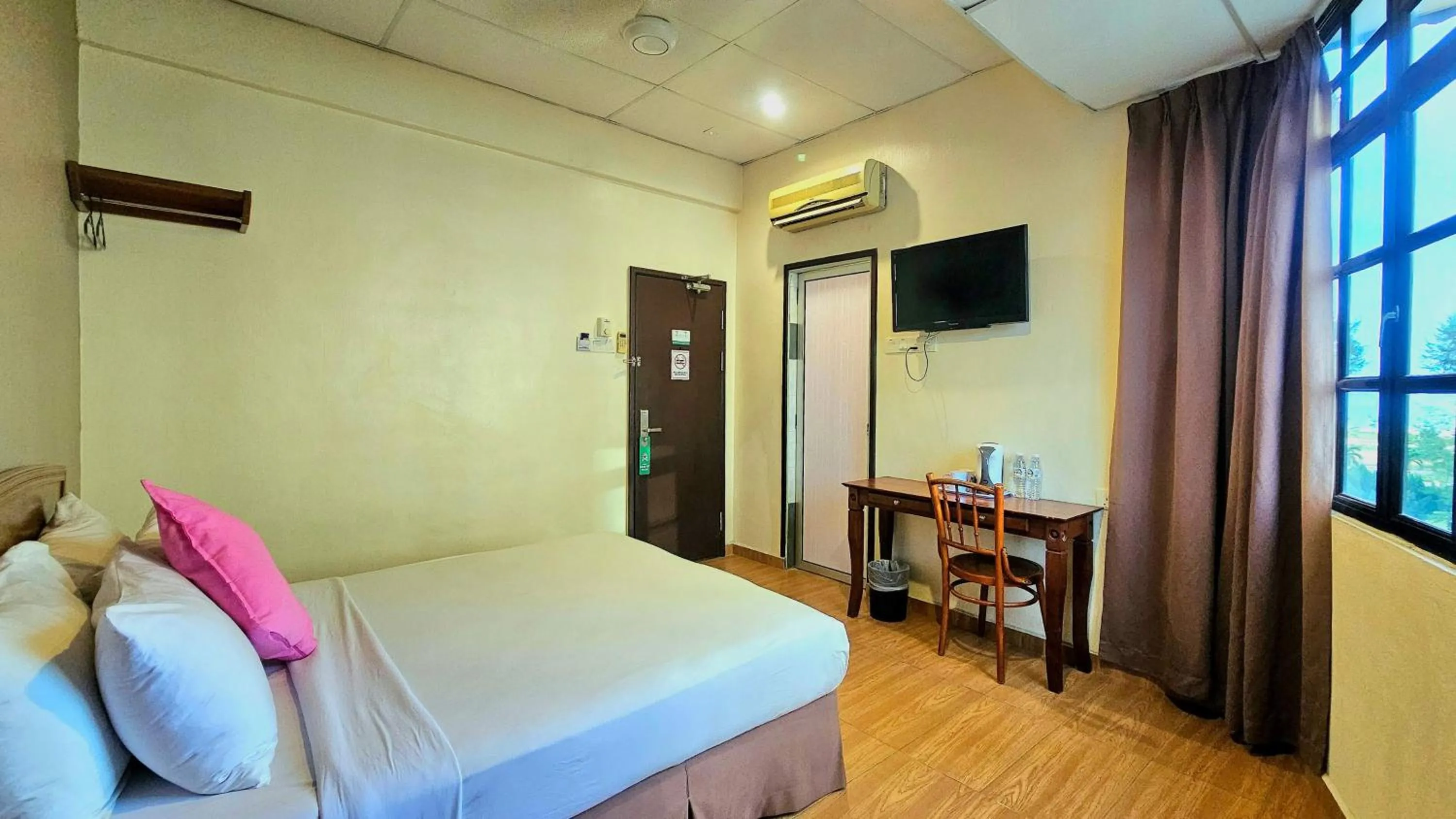 Photo of the whole room, Bed in Hotel 22 Gurney, Penang