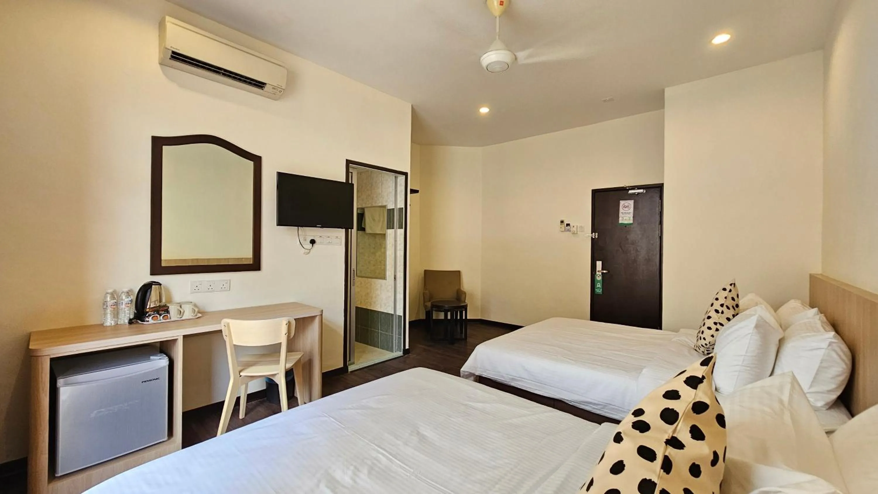 Photo of the whole room, Bed in Hotel 22 Gurney, Penang