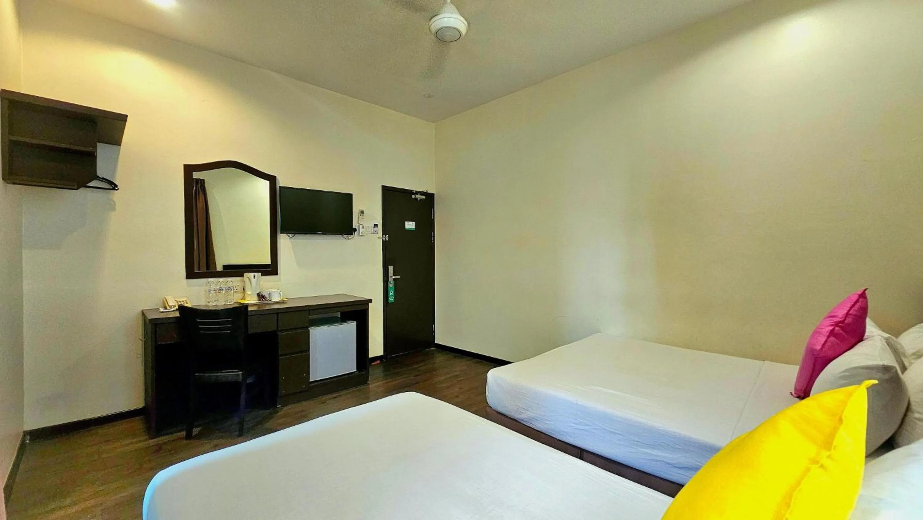 Photo of the whole room, Bed in Hotel 22 Gurney, Penang