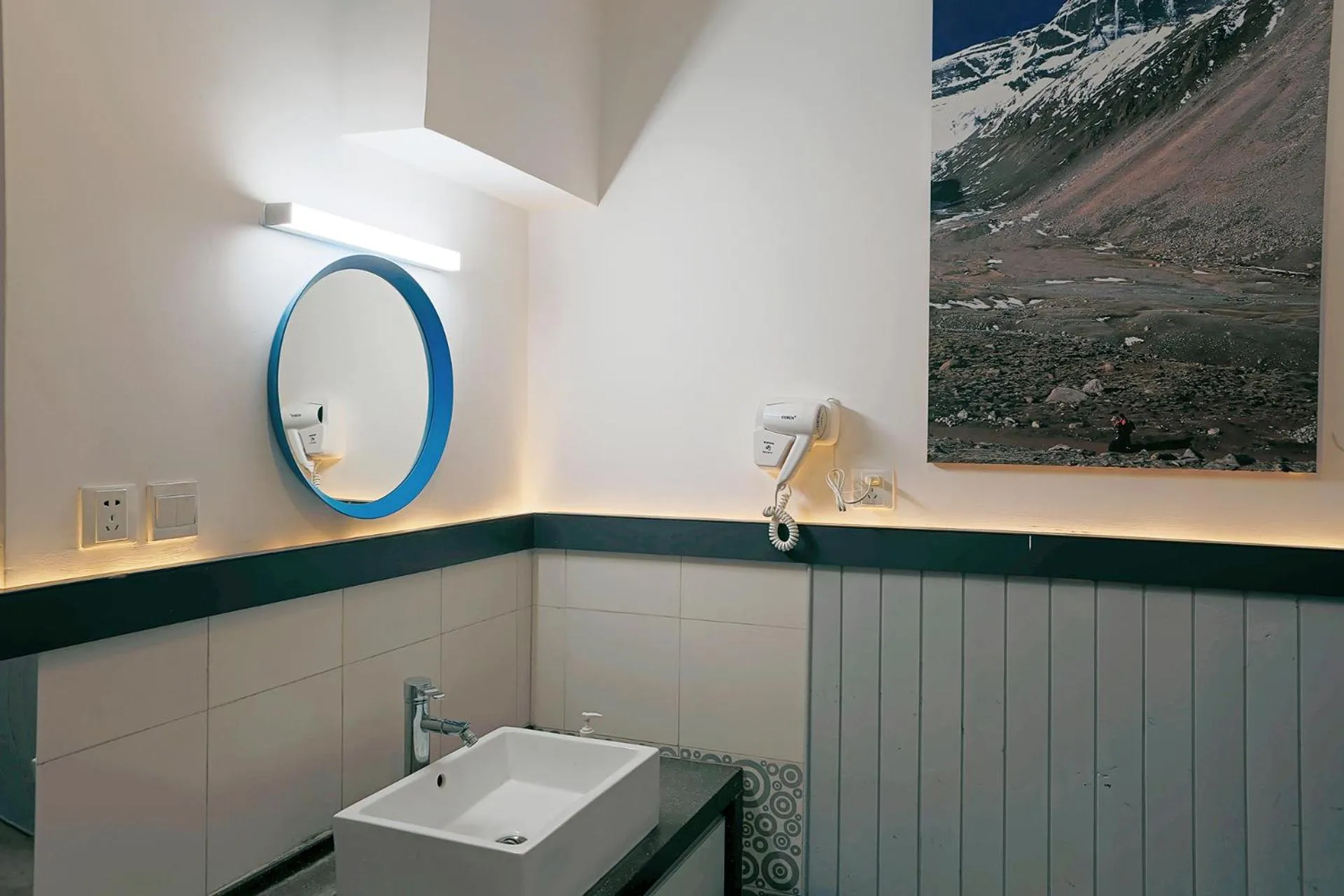 Bathroom in Kunming Upland International Youth Hostel near the city center ,2 mins walk to the subway, 2 mins walk to the Green Lake, Close to Yuan tong Temple, Old street, Yunnan University, English-speaking service convenient payment and visa cards are accepted