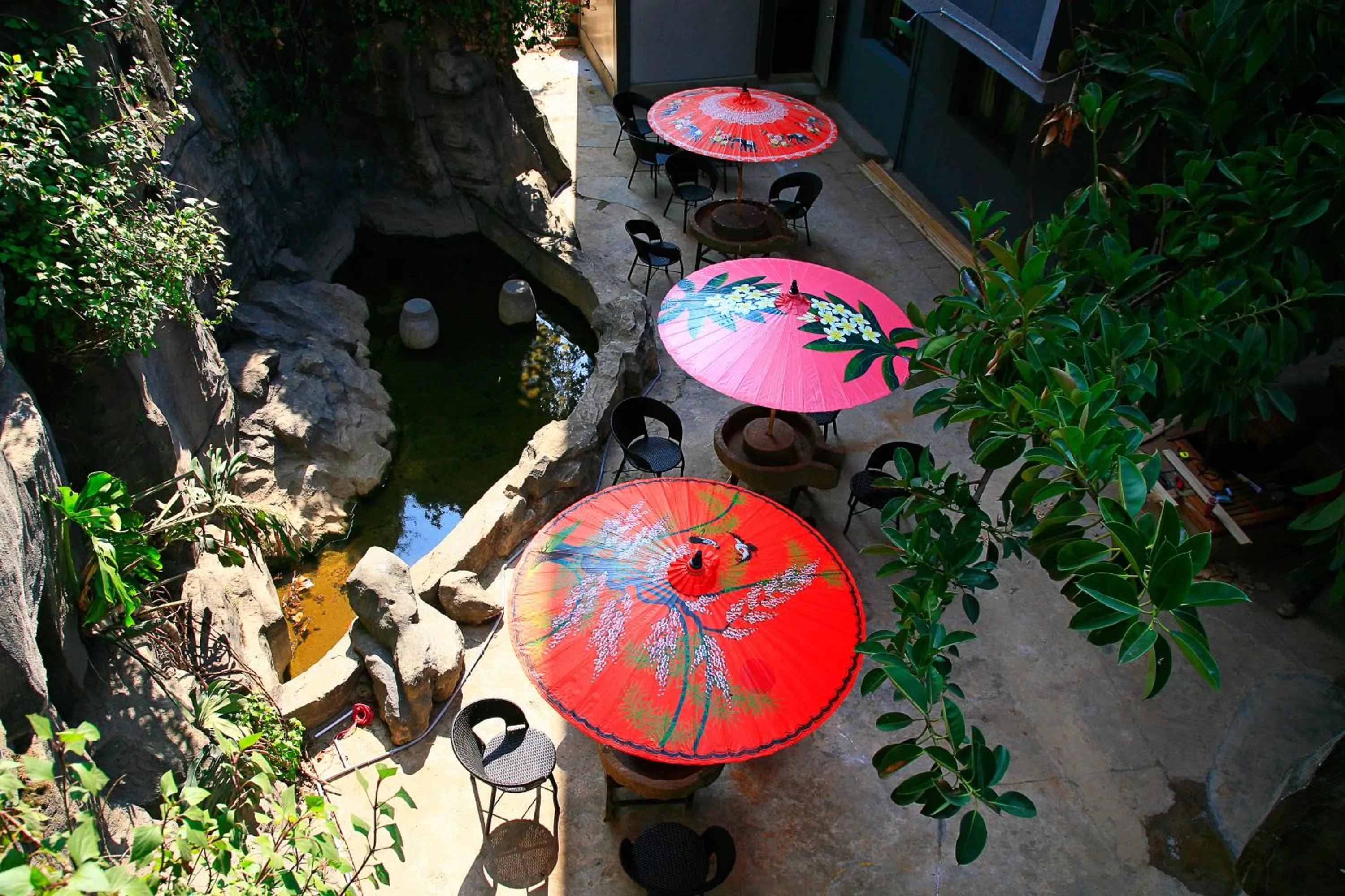Garden in Kunming Upland International Youth Hostel near the city center ,2 mins walk to the subway, 2 mins walk to the Green Lake, Close to Yuan tong Temple, Old street, Yunnan University, English-speaking service convenient payment and visa cards are accepted