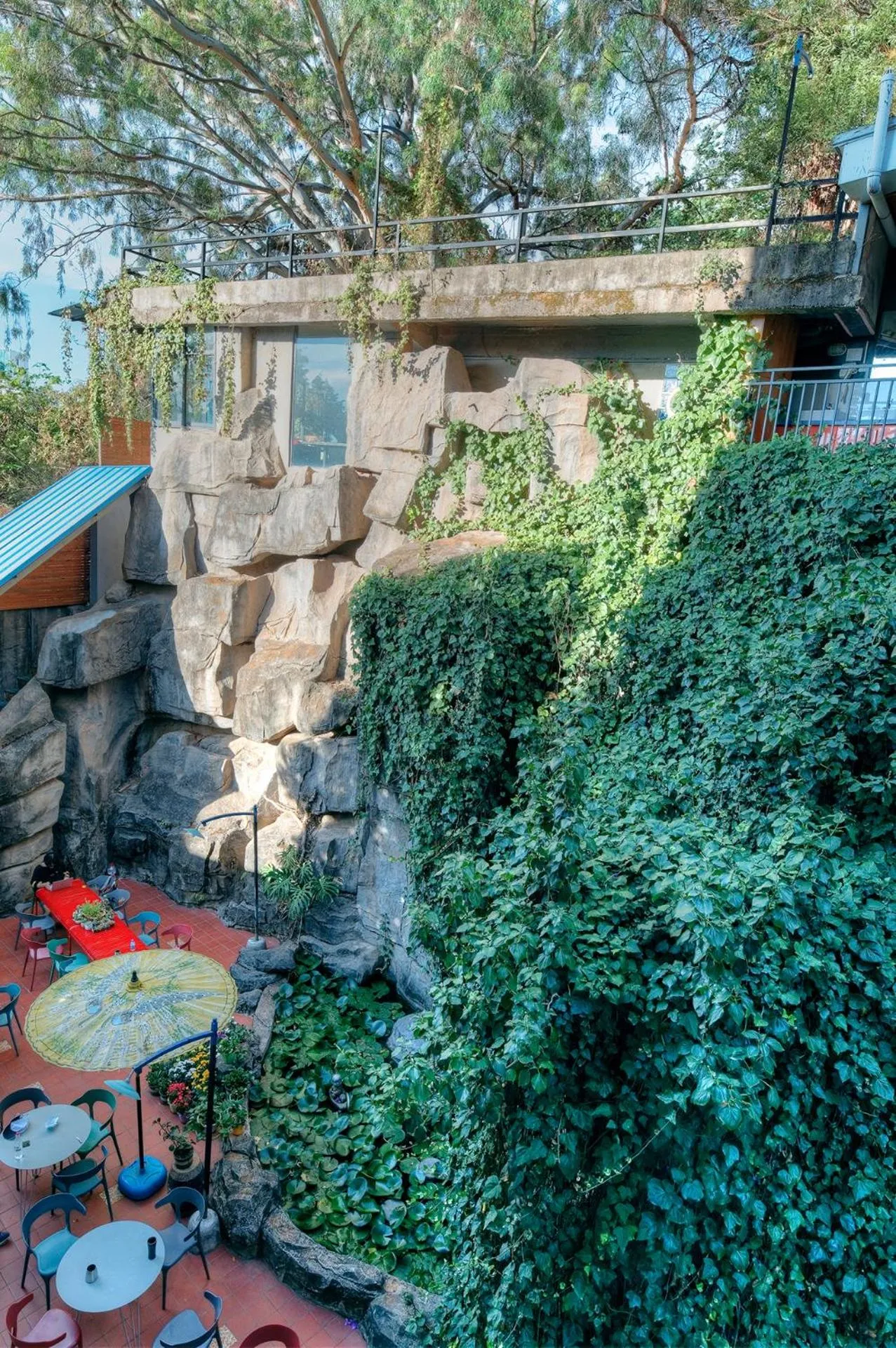 Restaurant/places to eat in Kunming Upland International Youth Hostel near the city center ,2 mins walk to the subway, 2 mins walk to the Green Lake, Close to Yuan tong Temple, Old street, Yunnan University, English-speaking service convenient payment and visa cards are accepted