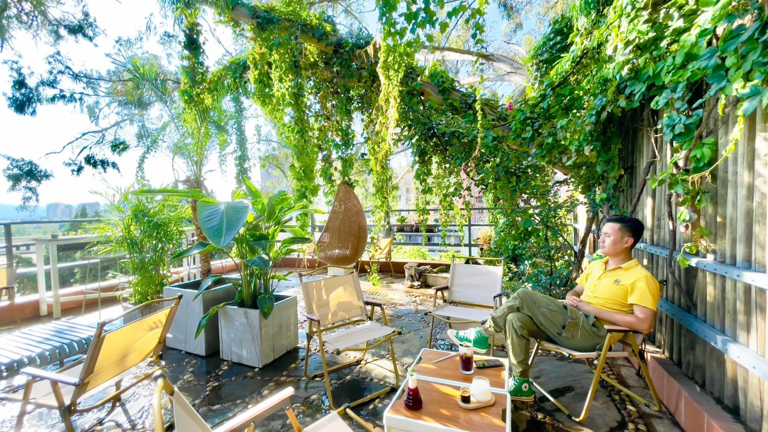 Property building in Kunming Upland International Youth Hostel near the city center ,2 mins walk to the subway, 2 mins walk to the Green Lake, Close to Yuan tong Temple, Old street, Yunnan University, English-speaking service convenient payment and visa cards are accepted