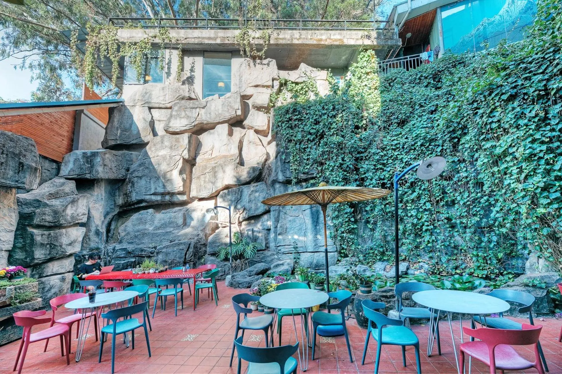 Restaurant/places to eat in Kunming Upland International Youth Hostel near the city center ,2 mins walk to the subway, 2 mins walk to the Green Lake, Close to Yuan tong Temple, Old street, Yunnan University, English-speaking service convenient payment and visa cards are accepted