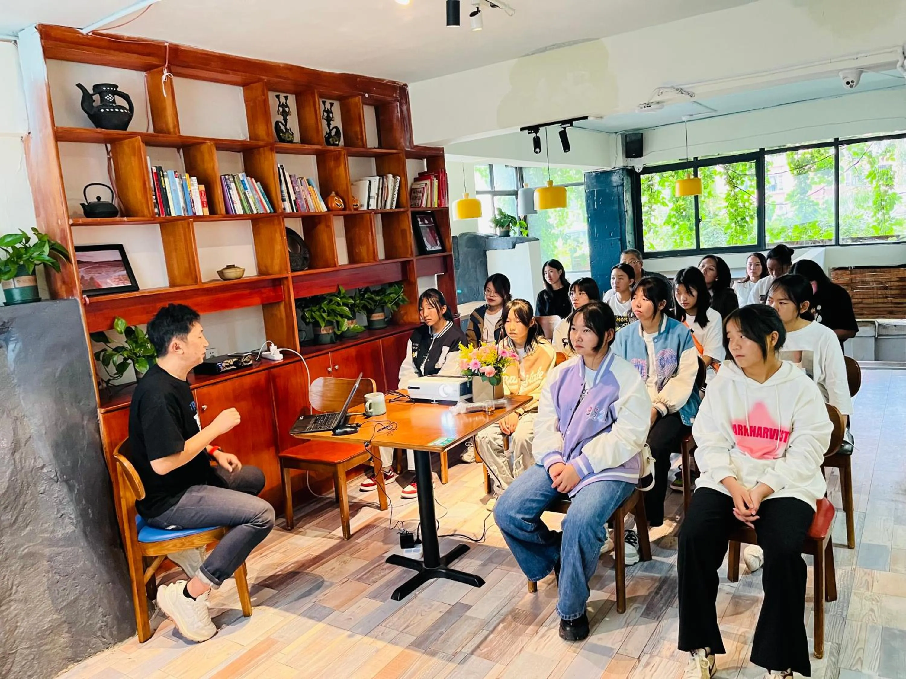 People in Kunming Upland International Youth Hostel near the city center ,2 mins walk to the subway, 2 mins walk to the Green Lake, Close to Yuan tong Temple, Old street, Yunnan University, English-speaking service convenient payment and visa cards are accepted
