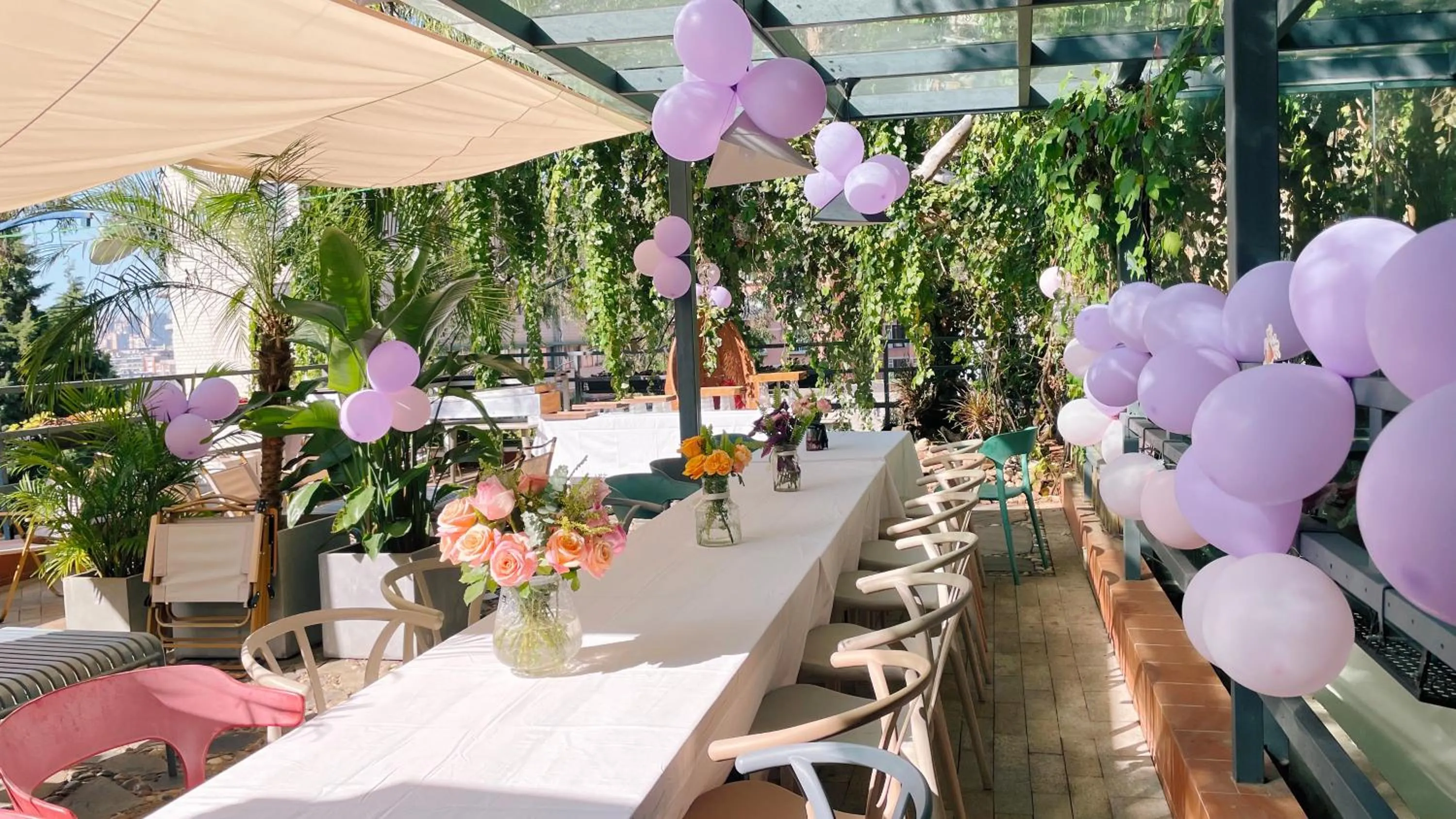 Restaurant/places to eat in Kunming Upland International Youth Hostel near the city center ,2 mins walk to the subway, 2 mins walk to the Green Lake, Close to Yuan tong Temple, Old street, Yunnan University, English-speaking service convenient payment and visa cards are accepted