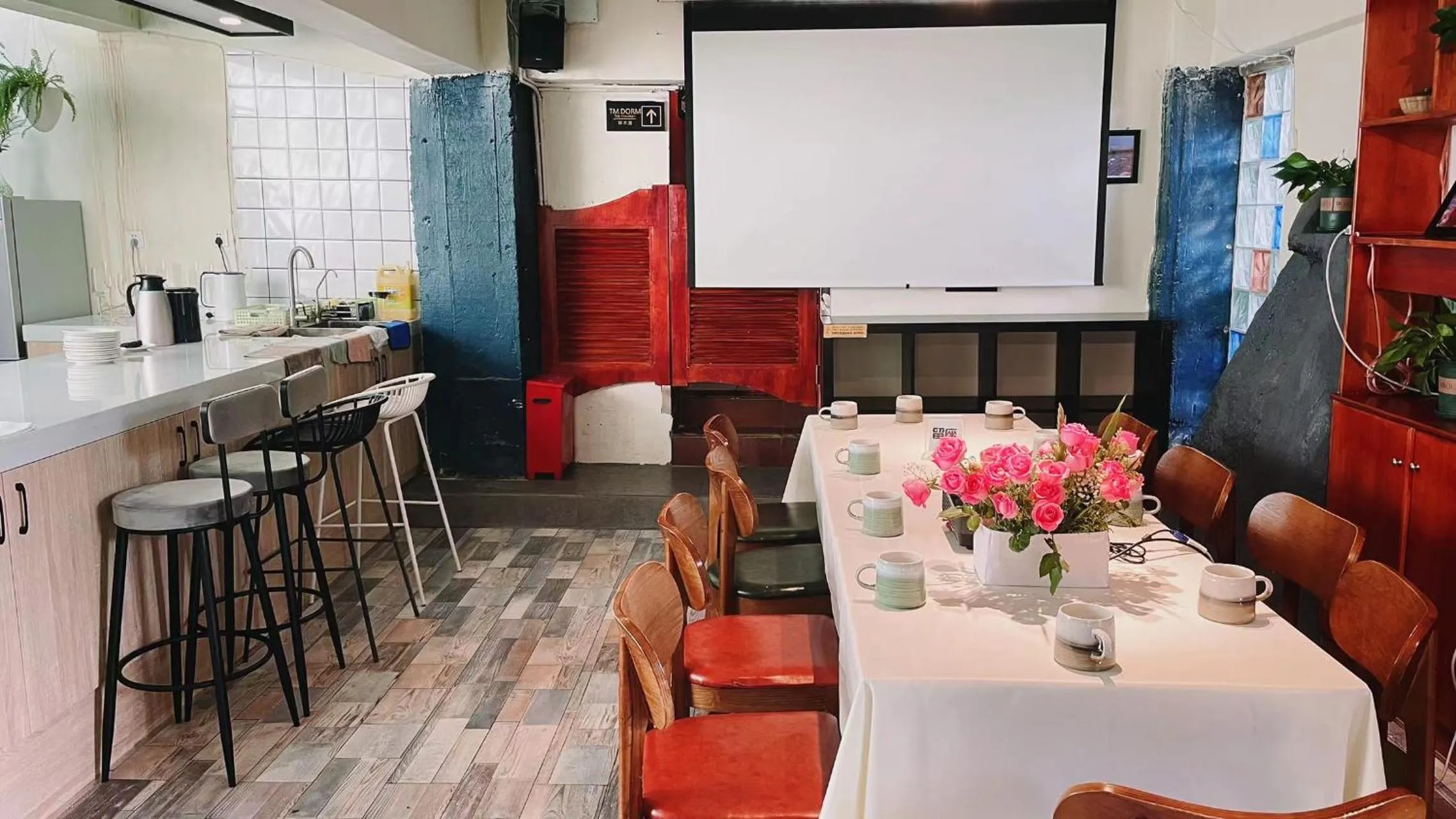 Seating area in Kunming Upland International Youth Hostel near the city center ,2 mins walk to the subway, 2 mins walk to the Green Lake, Close to Yuan tong Temple, Old street, Yunnan University, English-speaking service convenient payment and visa cards are accepted
