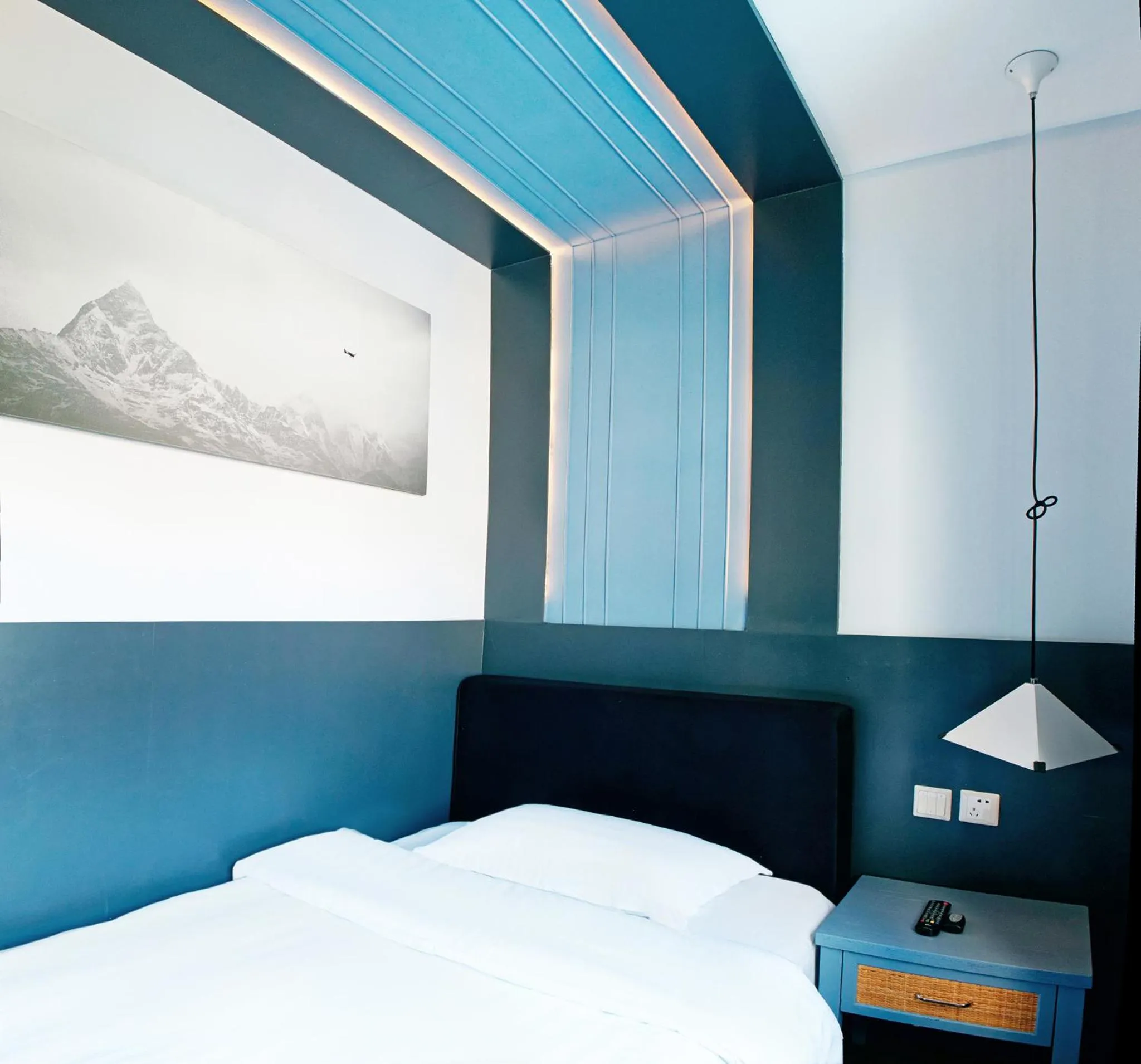 Bed in Kunming Upland International Youth Hostel near the city center ,2 mins walk to the subway, 2 mins walk to the Green Lake, Close to Yuan tong Temple, Old street, Yunnan University, English-speaking service convenient payment and visa cards are accepted