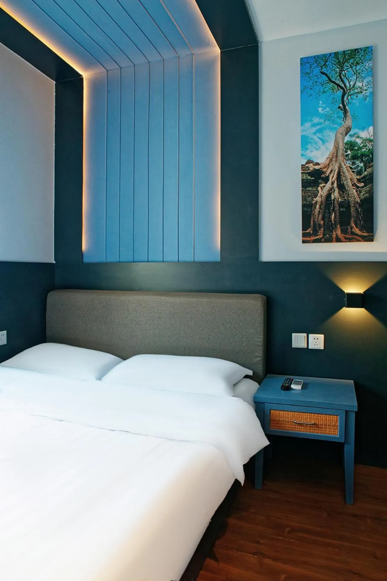 Bed in Kunming Upland International Youth Hostel near the city center ,2 mins walk to the subway, 2 mins walk to the Green Lake, Close to Yuan tong Temple, Old street, Yunnan University, English-speaking service convenient payment and visa cards are accepted