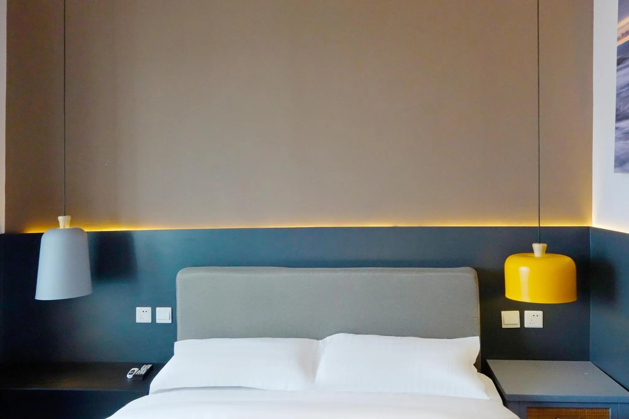 Photo of the whole room, Bed in Kunming Upland International Youth Hostel near the city center ,2 mins walk to the subway, 2 mins walk to the Green Lake, Close to Yuan tong Temple, Old street, Yunnan University, English-speaking service convenient payment and visa cards are accepted
