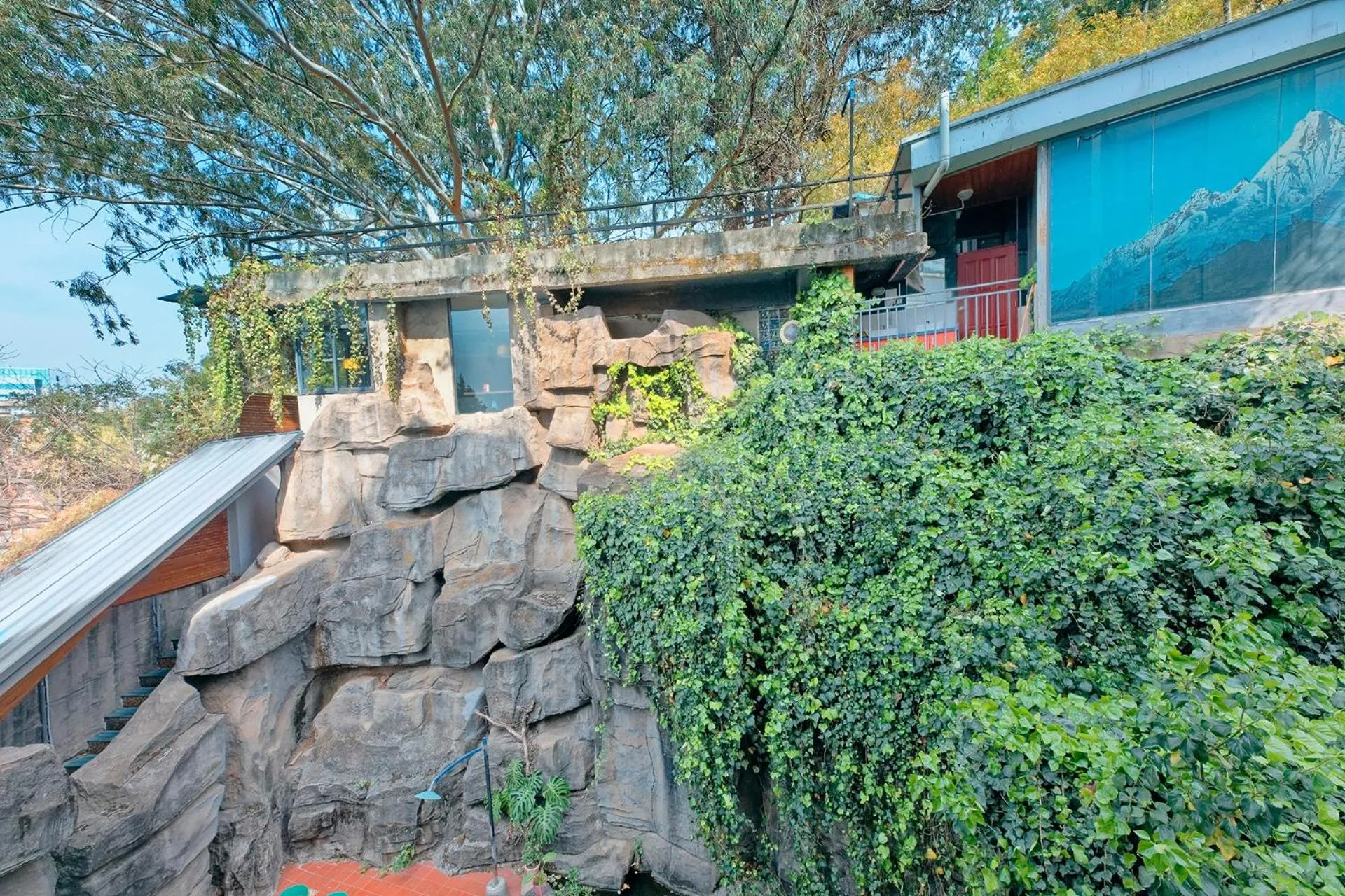 Patio in Kunming Upland International Youth Hostel near the city center ,2 mins walk to the subway, 2 mins walk to the Green Lake, Close to Yuan tong Temple, Old street, Yunnan University, English-speaking service convenient payment and visa cards are accepted