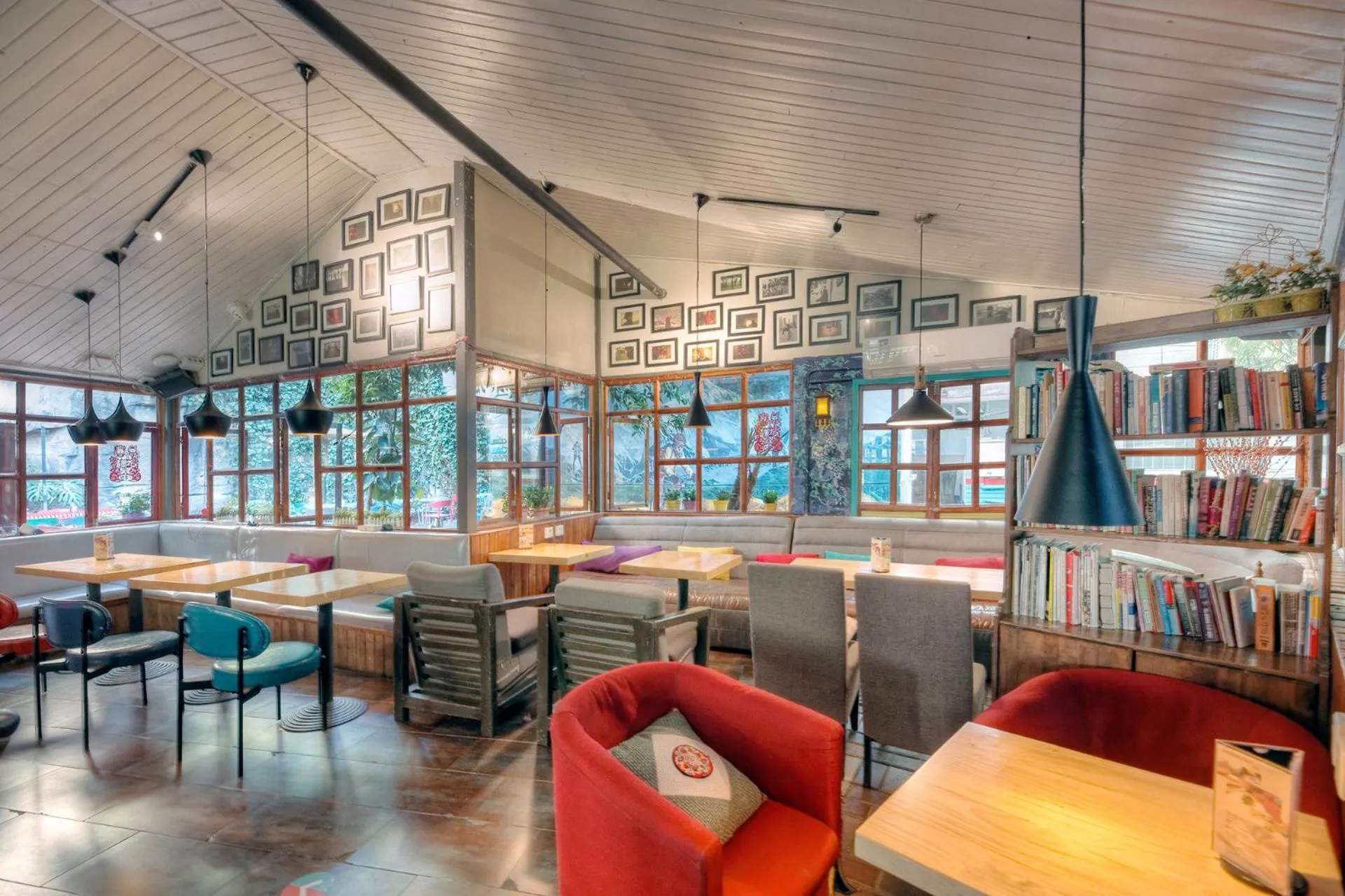 Restaurant/places to eat in Kunming Upland International Youth Hostel near the city center ,2 mins walk to the subway, 2 mins walk to the Green Lake, Close to Yuan tong Temple, Old street, Yunnan University, English-speaking service convenient payment and visa cards are accepted